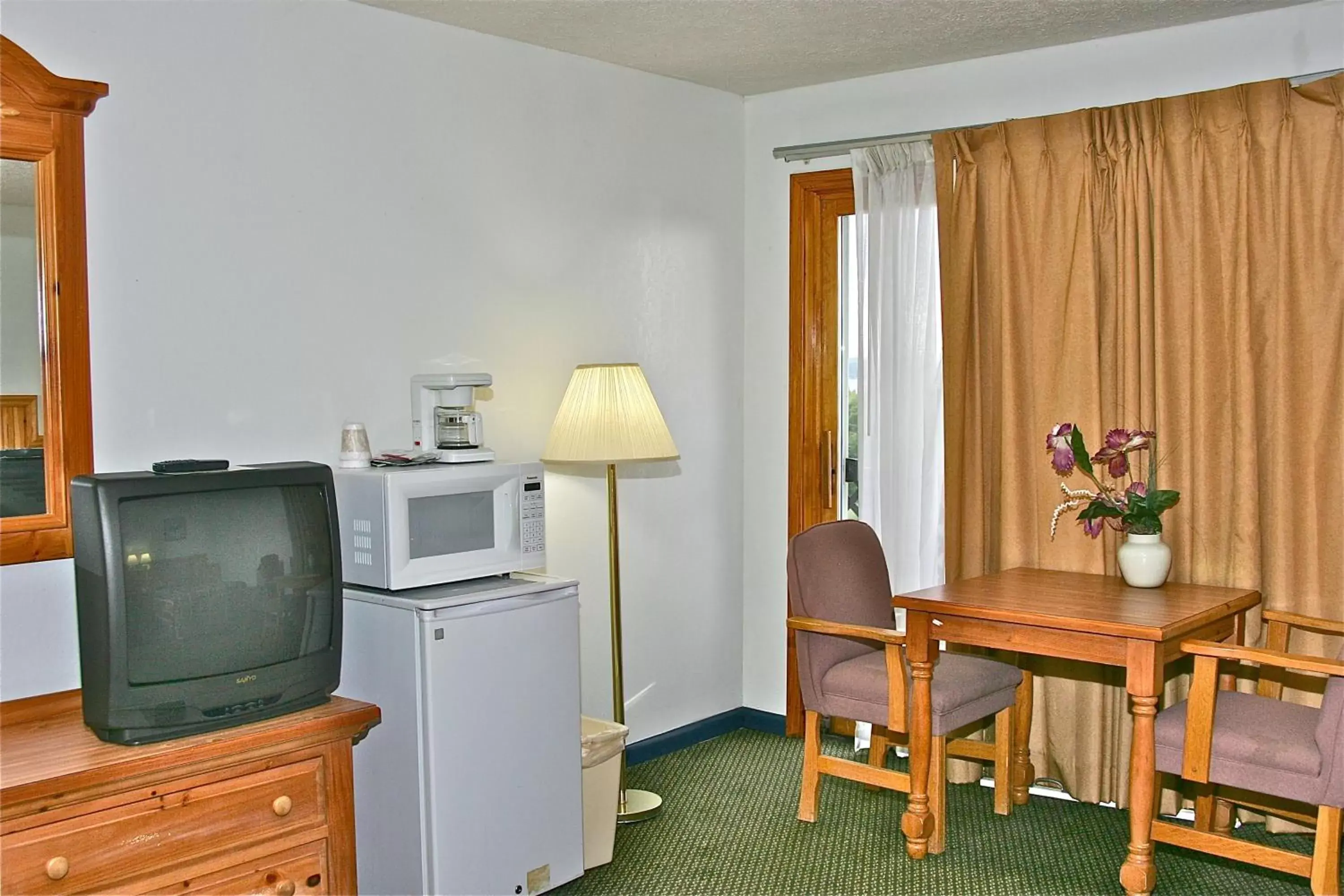 Seating area, TV/Entertainment Center in Stone Fence Resort