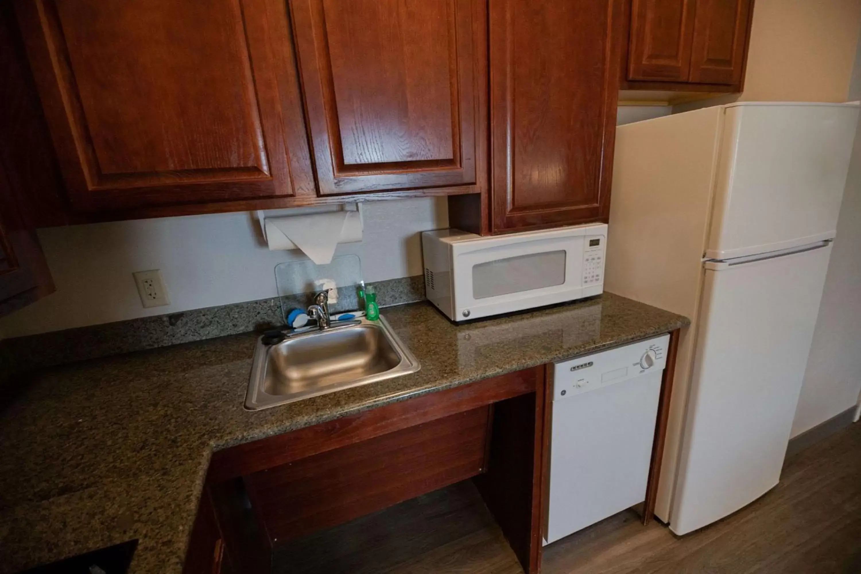 Photo of the whole room, Kitchen/Kitchenette in Sonesta ES Suites Baton Rouge University at Southgate