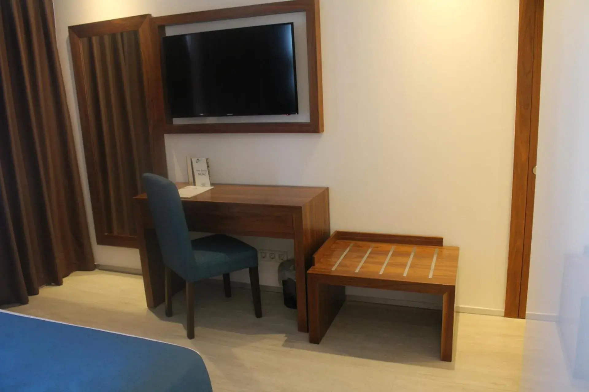 Bedroom, TV/Entertainment Center in Afrin Prestige Hotel