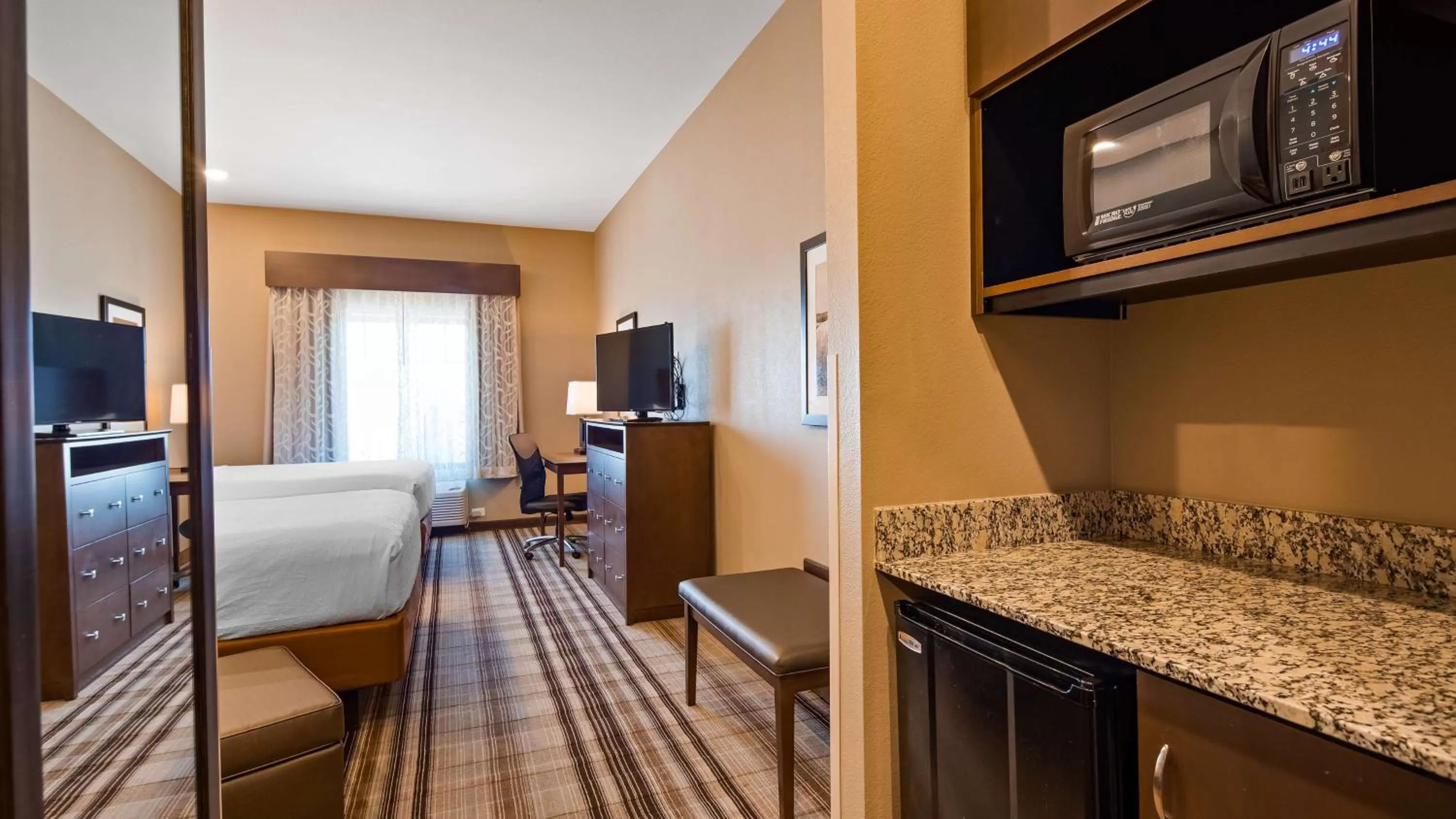 Bedroom, Bed in Best Western Plus Overland Inn