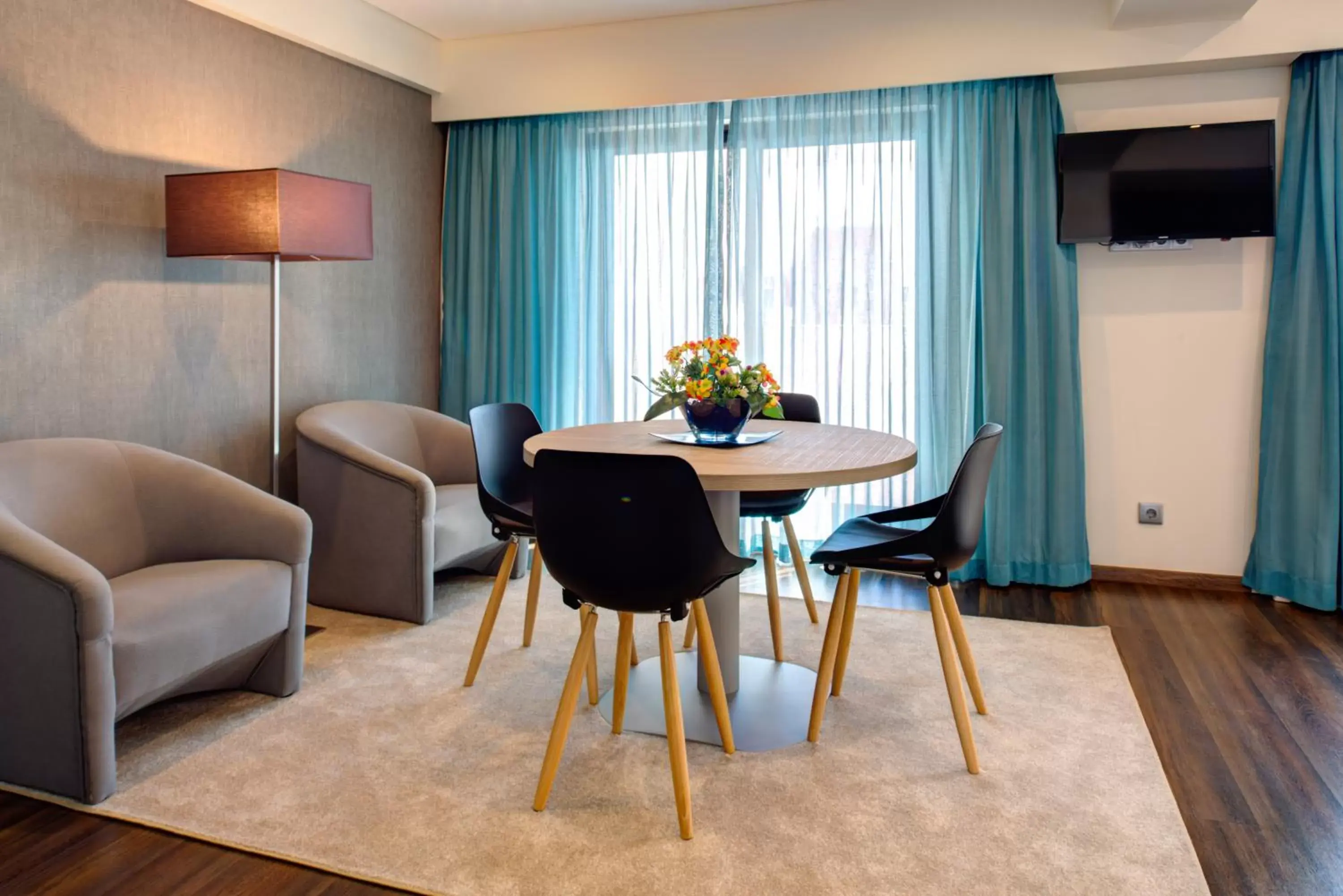 Bedroom, Dining Area in VIP Executive Zurique Hotel