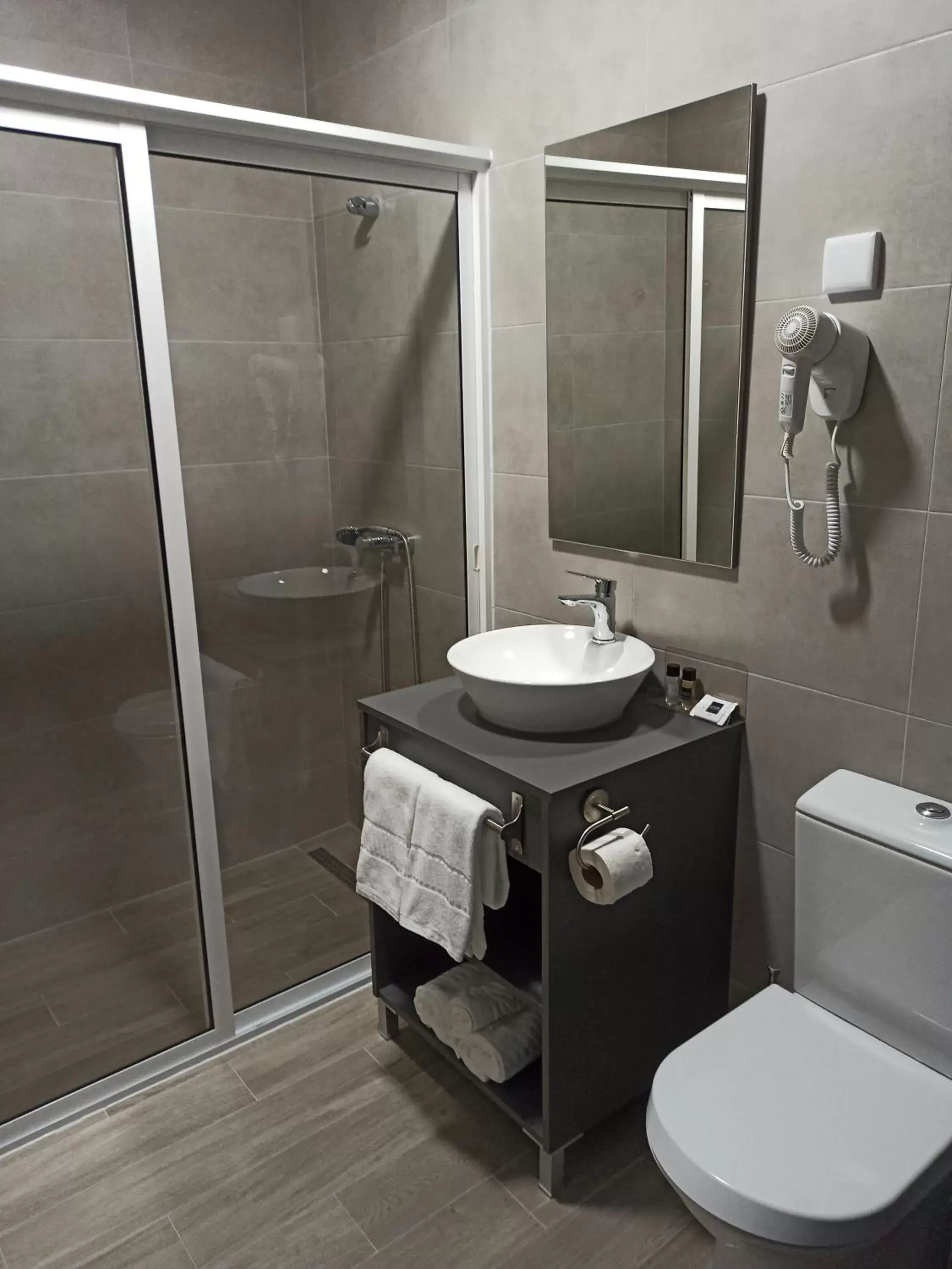 Twin Room - single occupancy in Porto D'Abrigo - Alojamento Local Twin Room - single occupancy in Porto D'Abrigo - Alojamento Local
