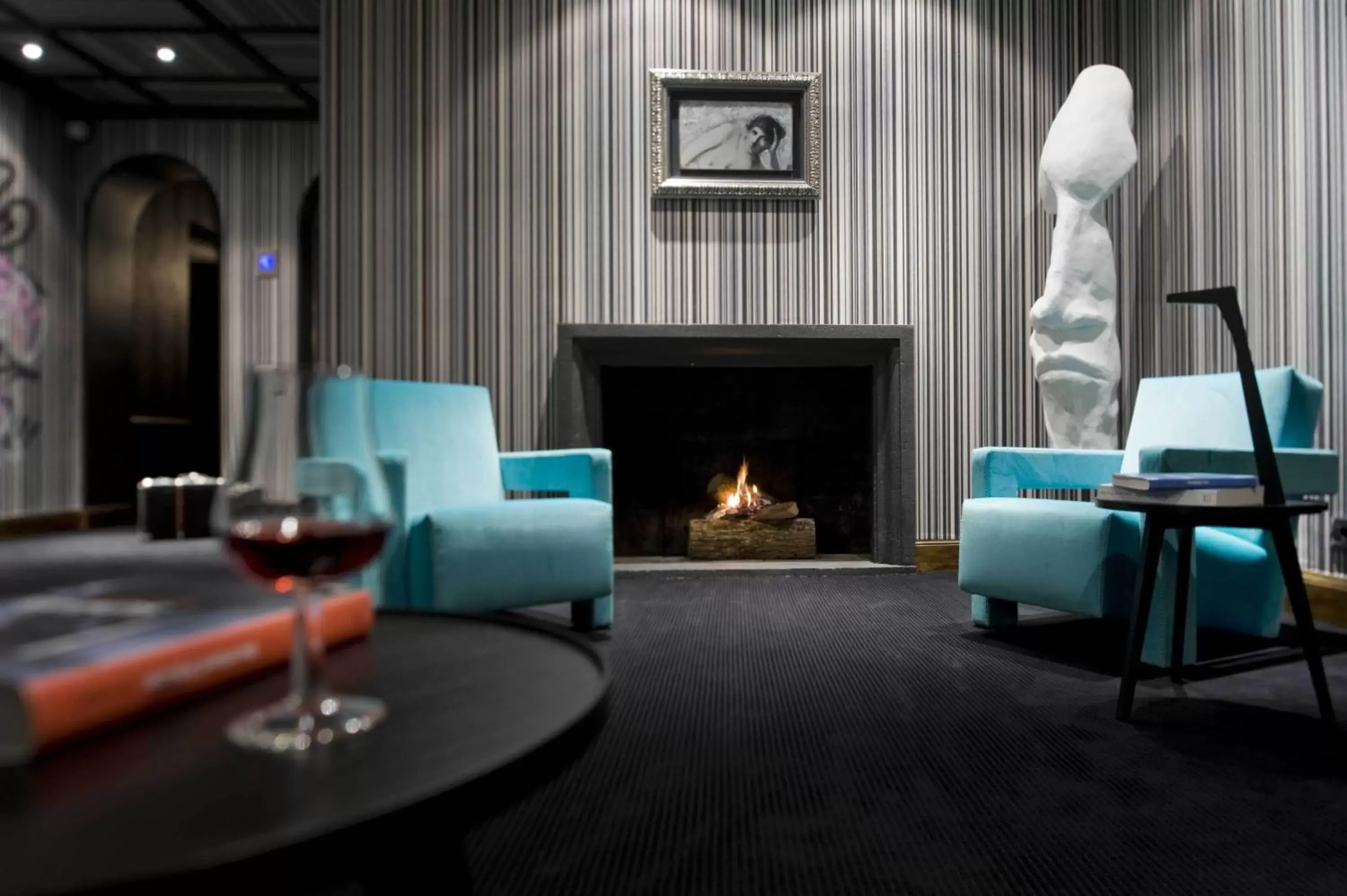 Lounge or bar in Hôtel La Monnaie Art & Spa