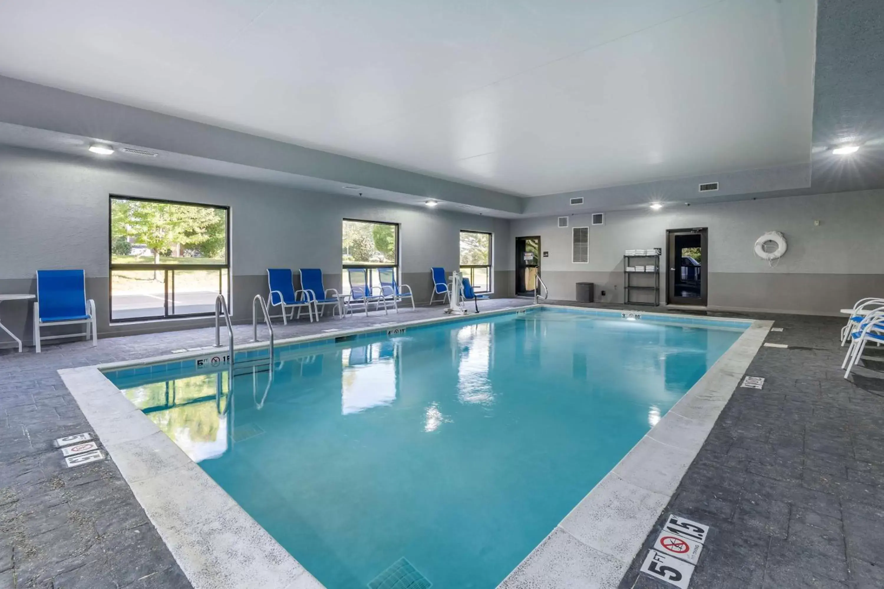 Pool view, Swimming Pool in Hampton Inn & Suites Louisville East