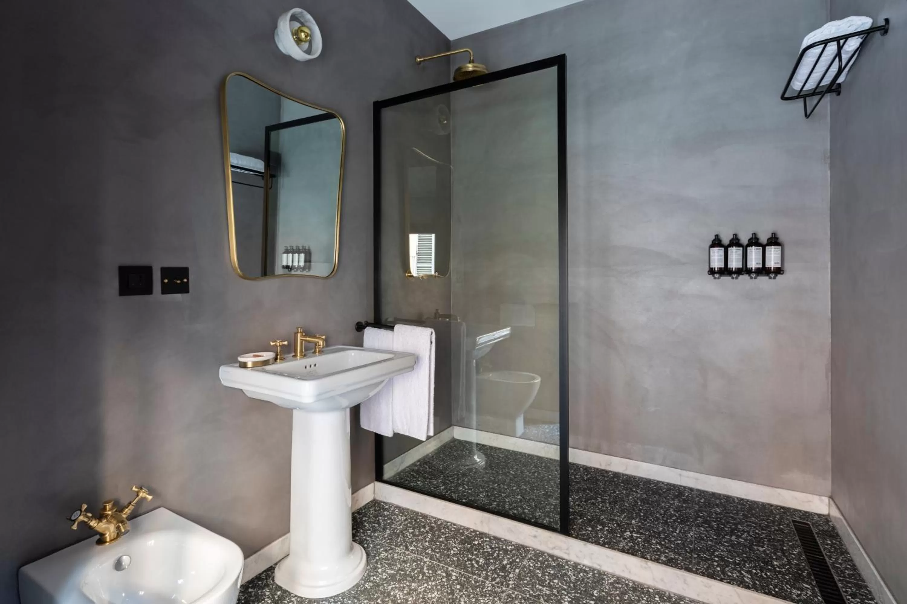 Bathroom in Chapter Roma