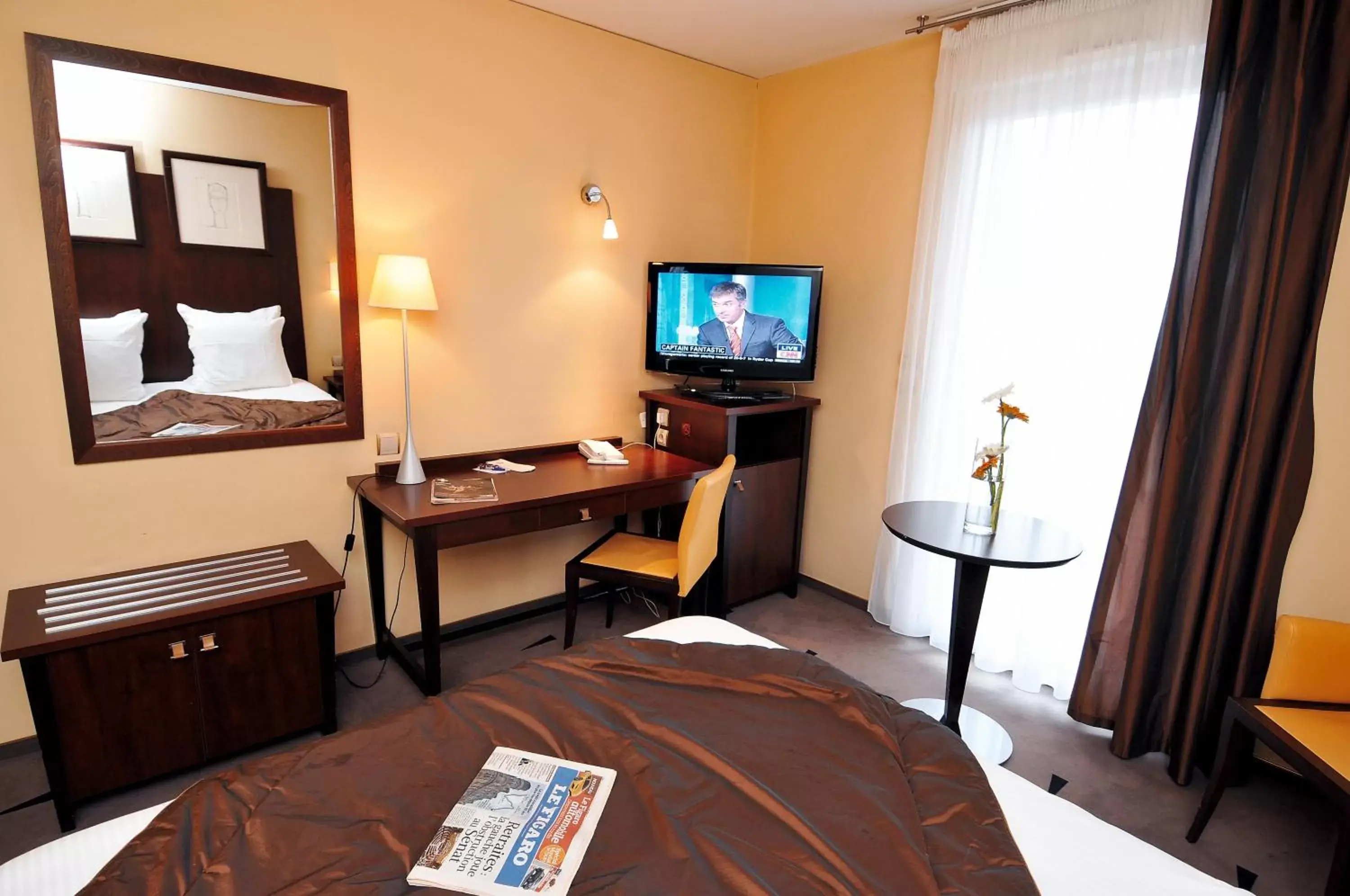 Photo of the whole room, TV/Entertainment Center in Best Western Plus La Fayette Hotel et SPA
