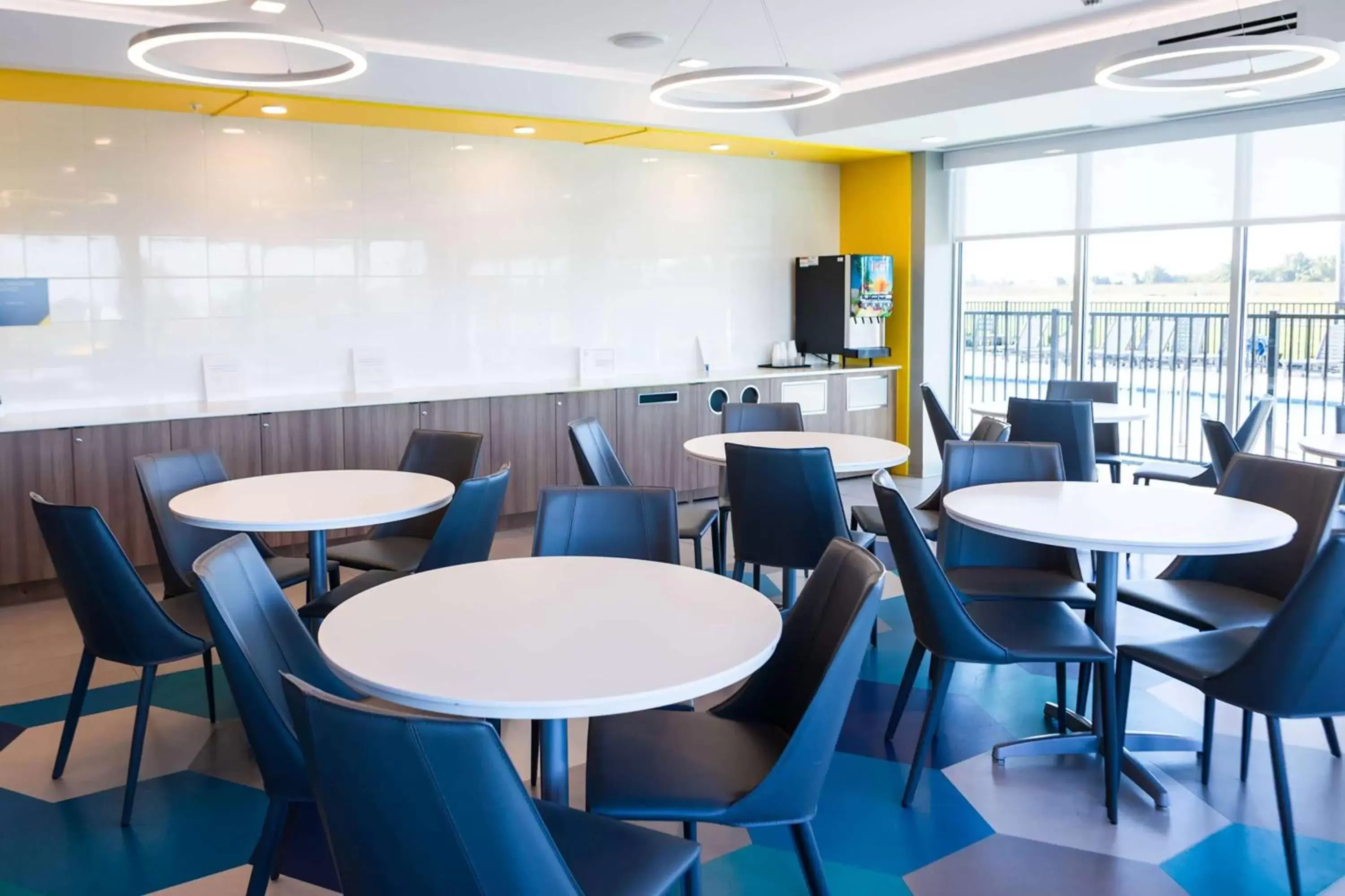 Restaurant/places to eat, Lounge/Bar in Microtel Inn & Suites by Wyndham Milford