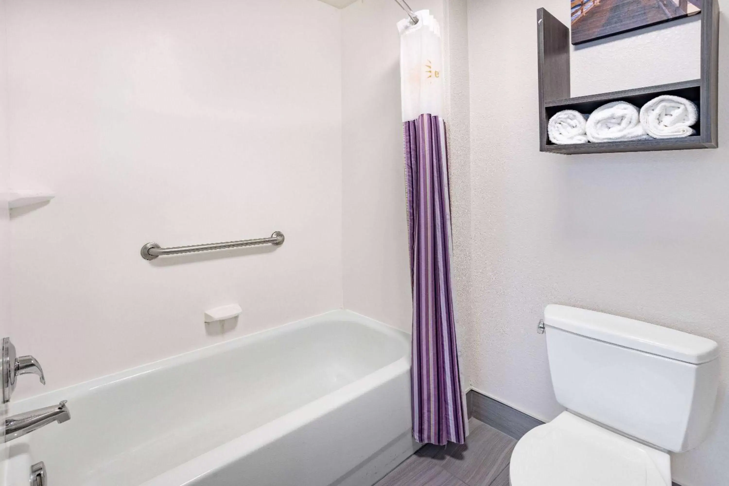 TV and multimedia, Bathroom in La Quinta by Wyndham Norfolk Airport
