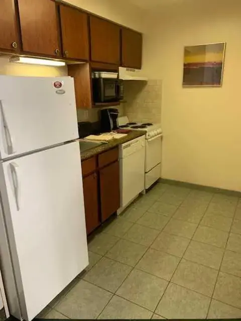 Kitchen or kitchenette, Kitchen/Kitchenette in Host Inn an All Suites Hotel