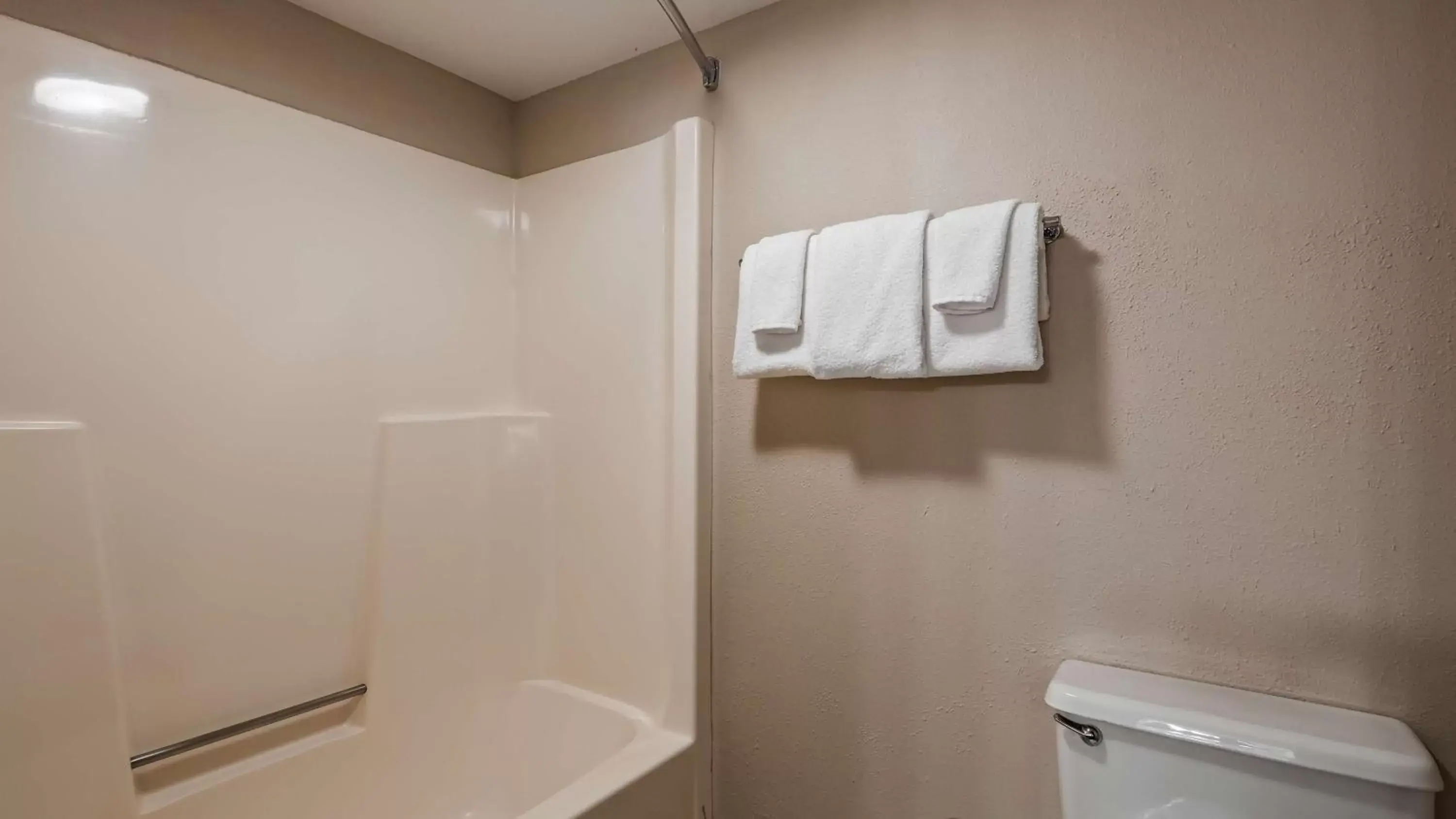 Photo of the whole room, Bathroom in Best Western Ramkota Hotel Aberdeen