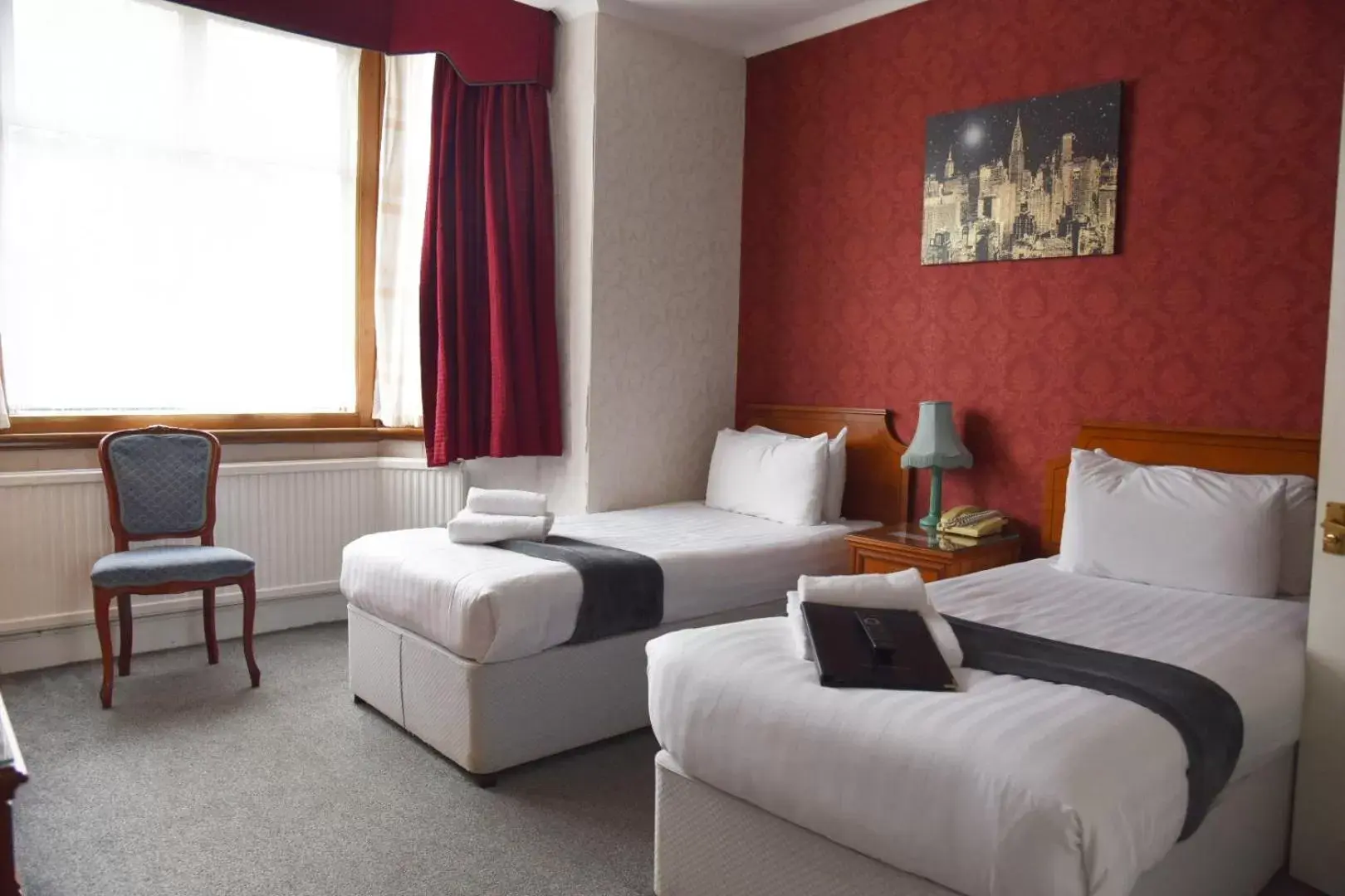 Property building, Bed in Crystal Hotel & Savour