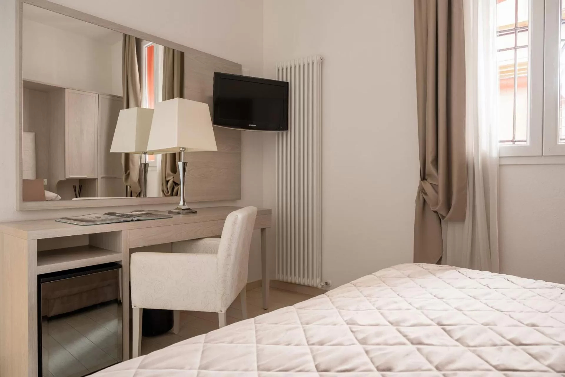 TV and multimedia, Bed in Albergo Rossini 1936