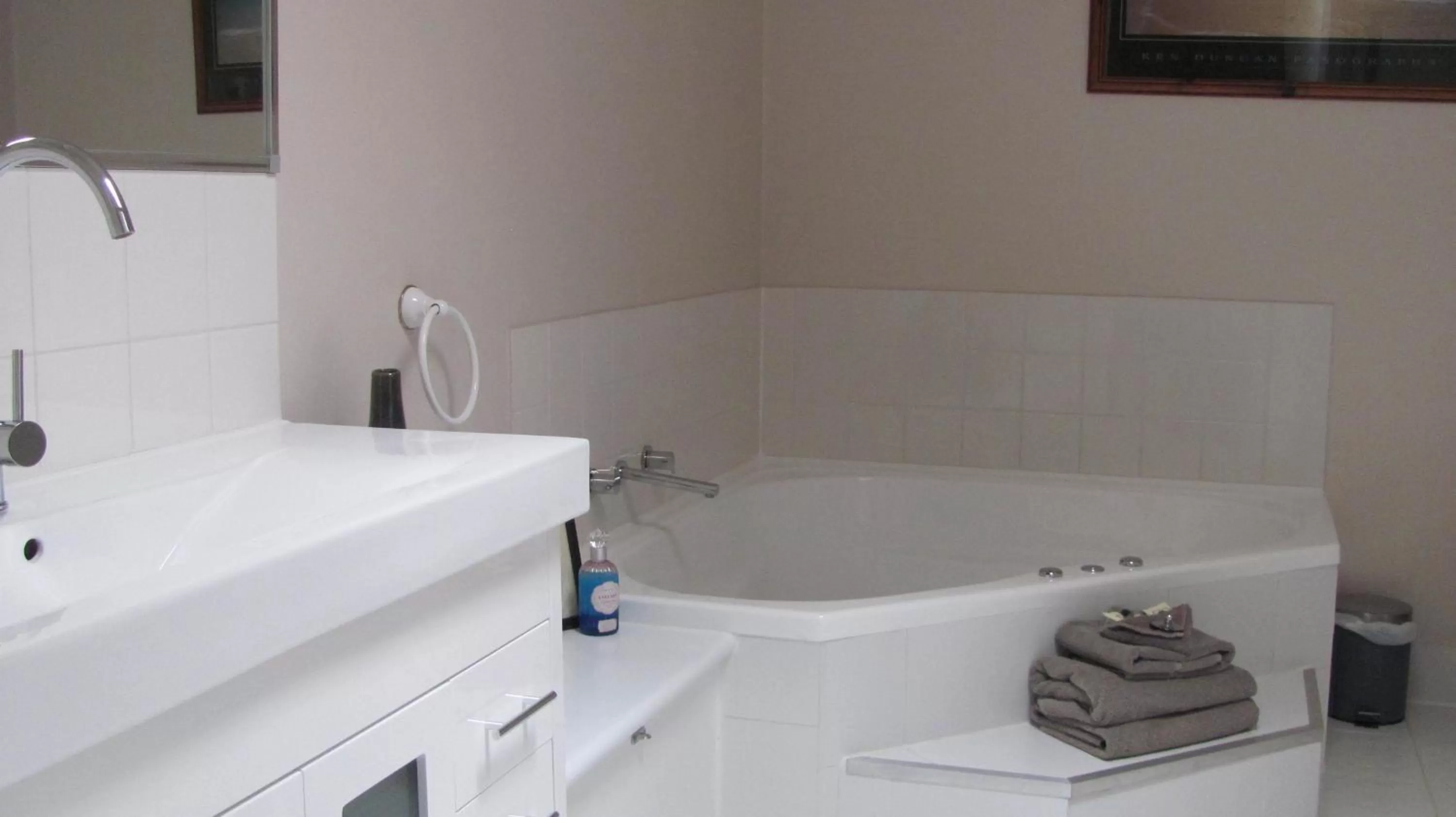 Bathroom in Bristol Hill Motor Inn