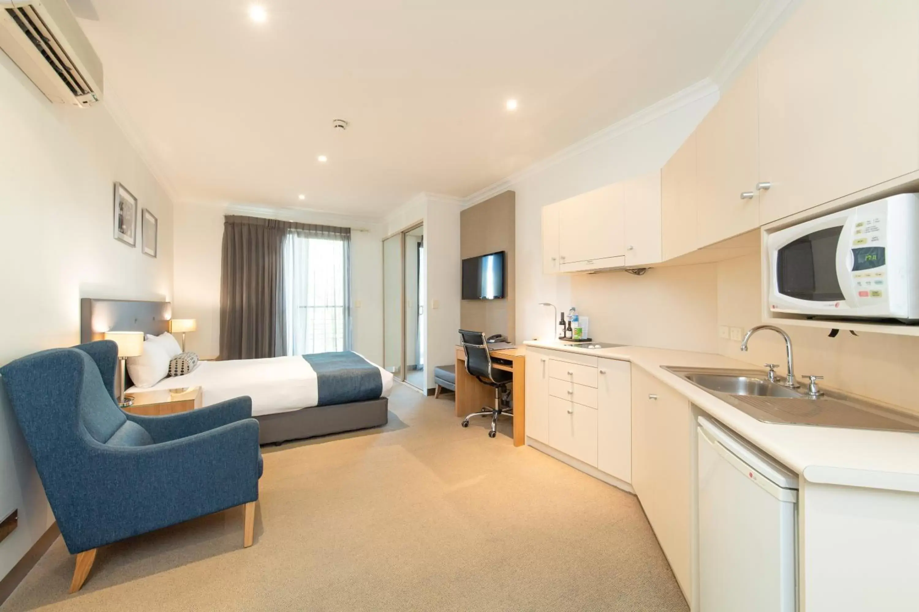 Kitchen or kitchenette, Kitchen/Kitchenette in Mawson Lakes Hotel