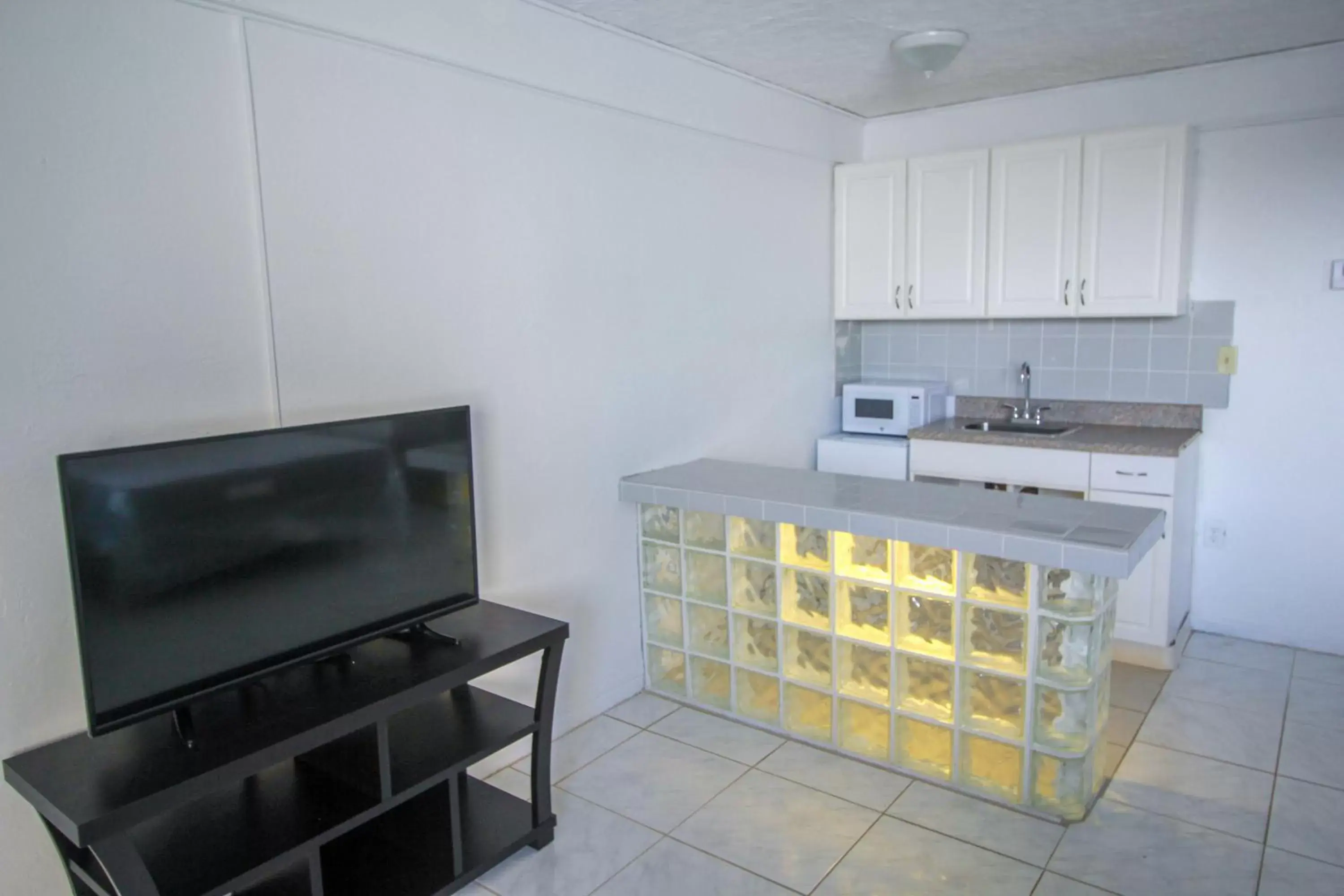 Kitchen/Kitchenette in Sandalwood Beach Resort