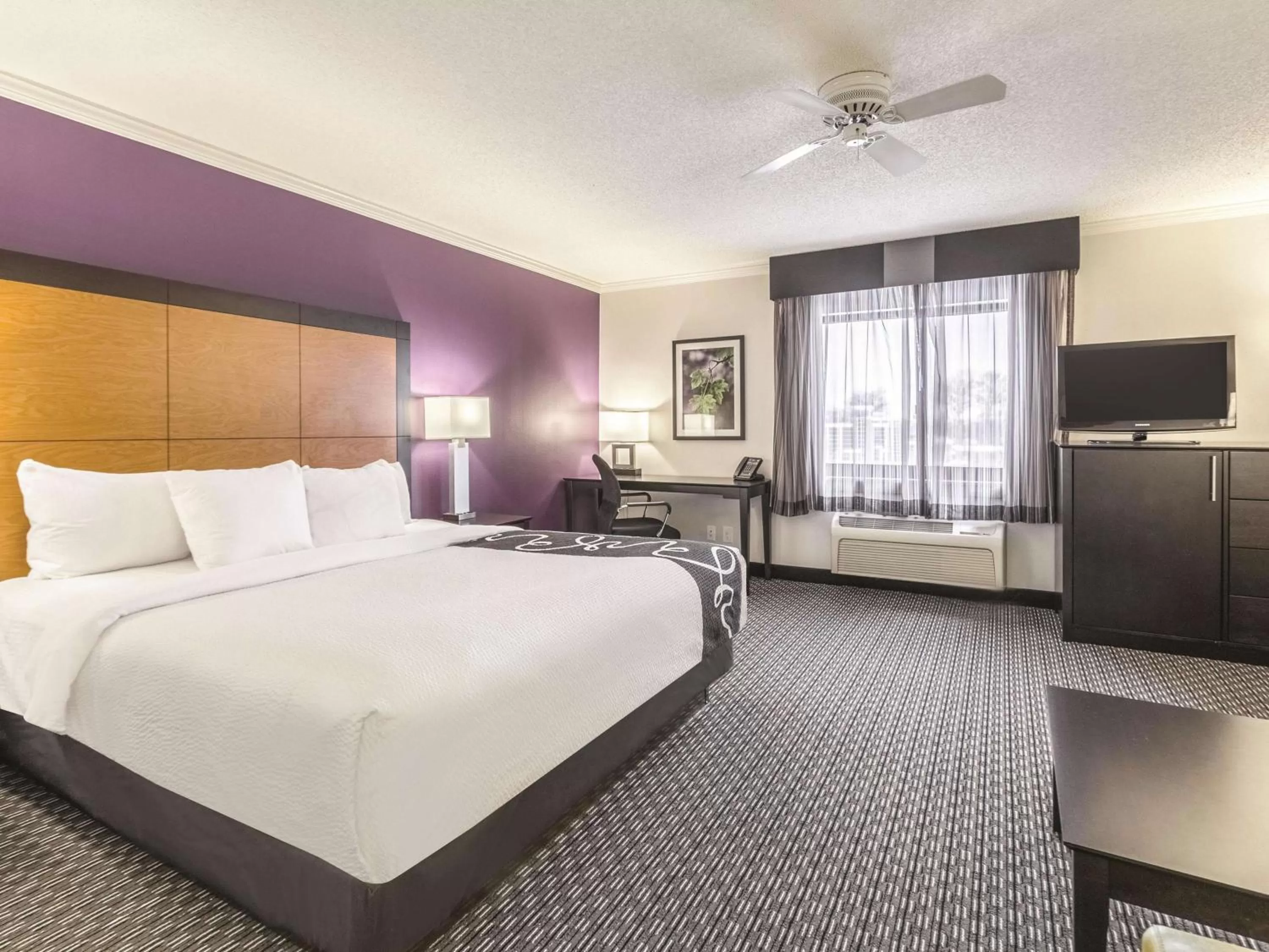 Photo of the whole room, Bed in La Quinta by Wyndham Cleveland - Airport North