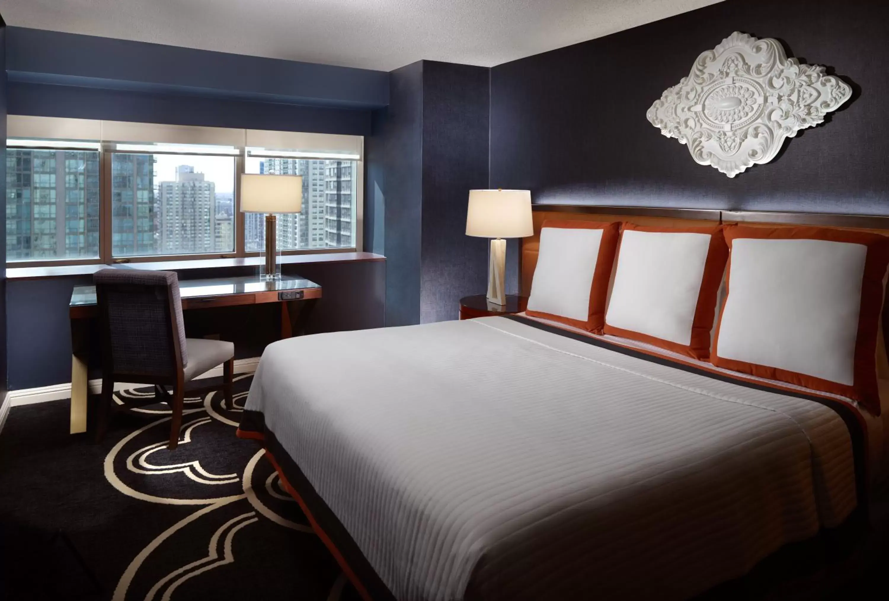 Photo of the whole room, Bed in Omni Chicago All Suites Hotel-Magnificent Mile