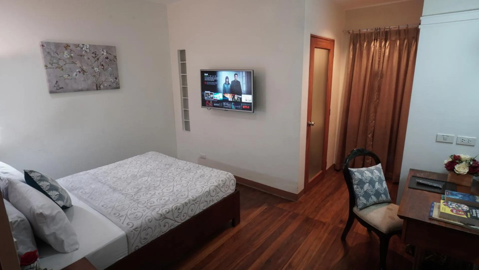 Photo of the whole room, Bed in 1775 Adriatico Suites