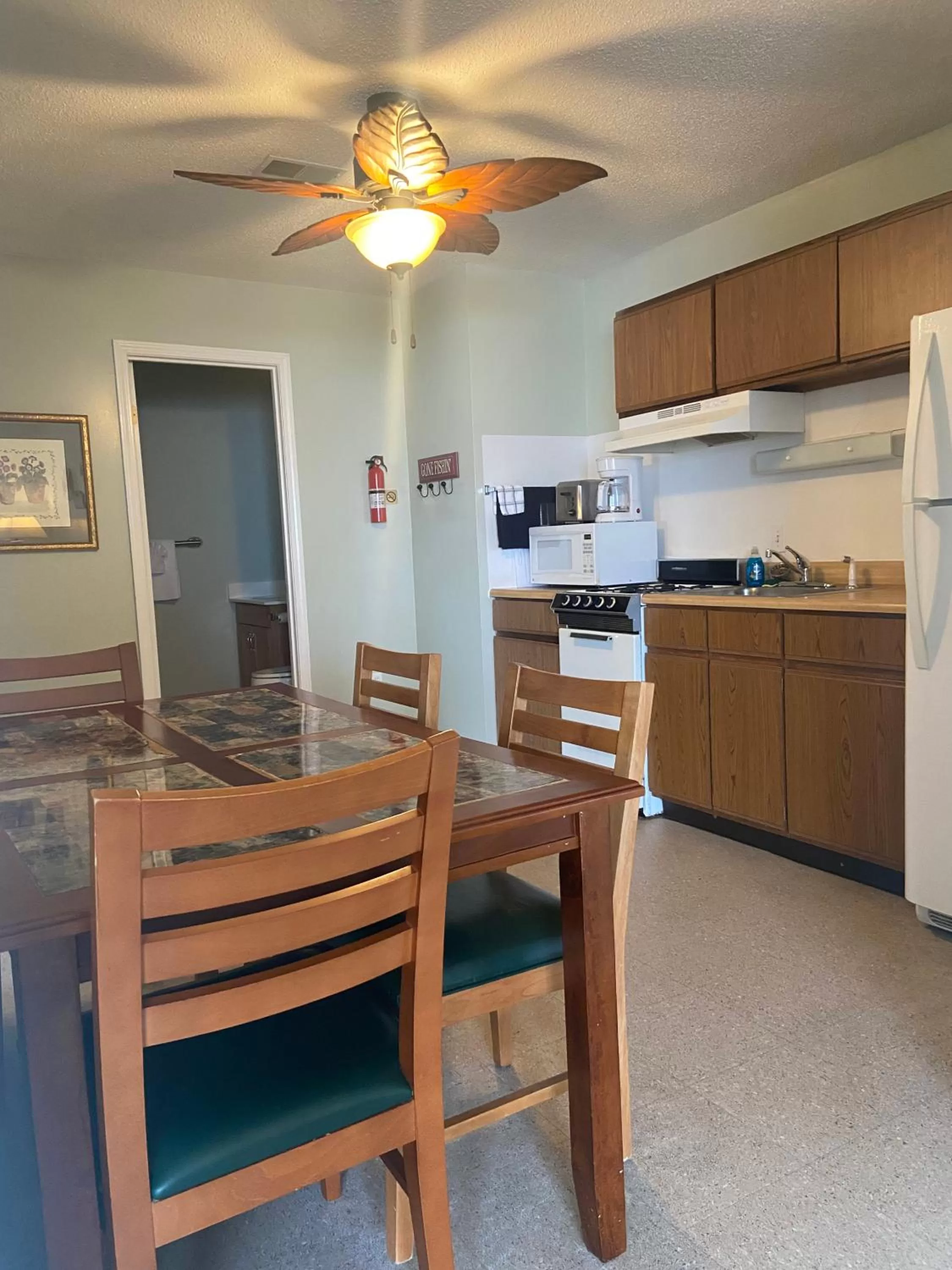 Bathroom, Dining Area in Gold Coast Family Cottages