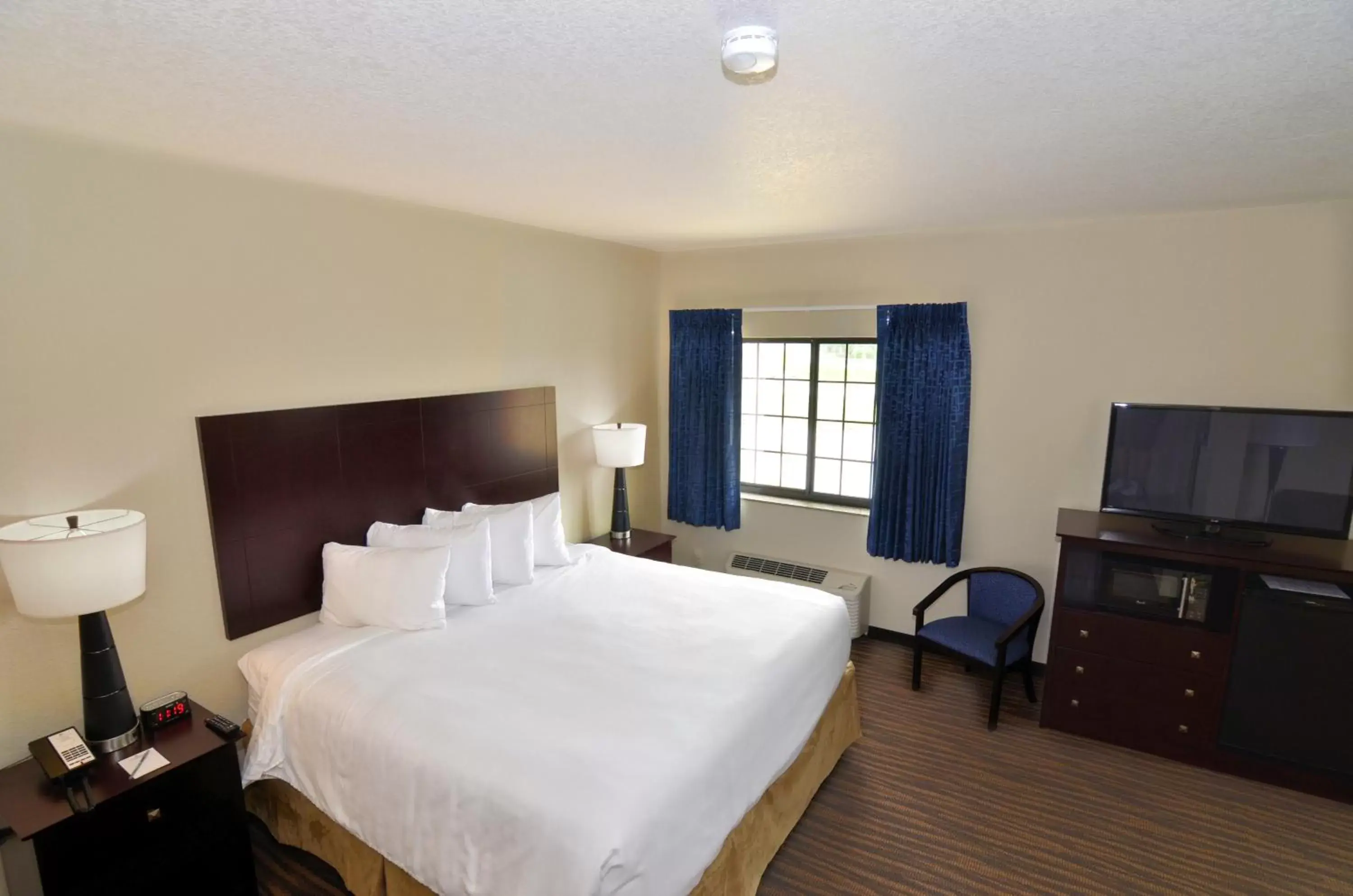TV and multimedia, Bed in Cobblestone Inn & Suites - Holstein