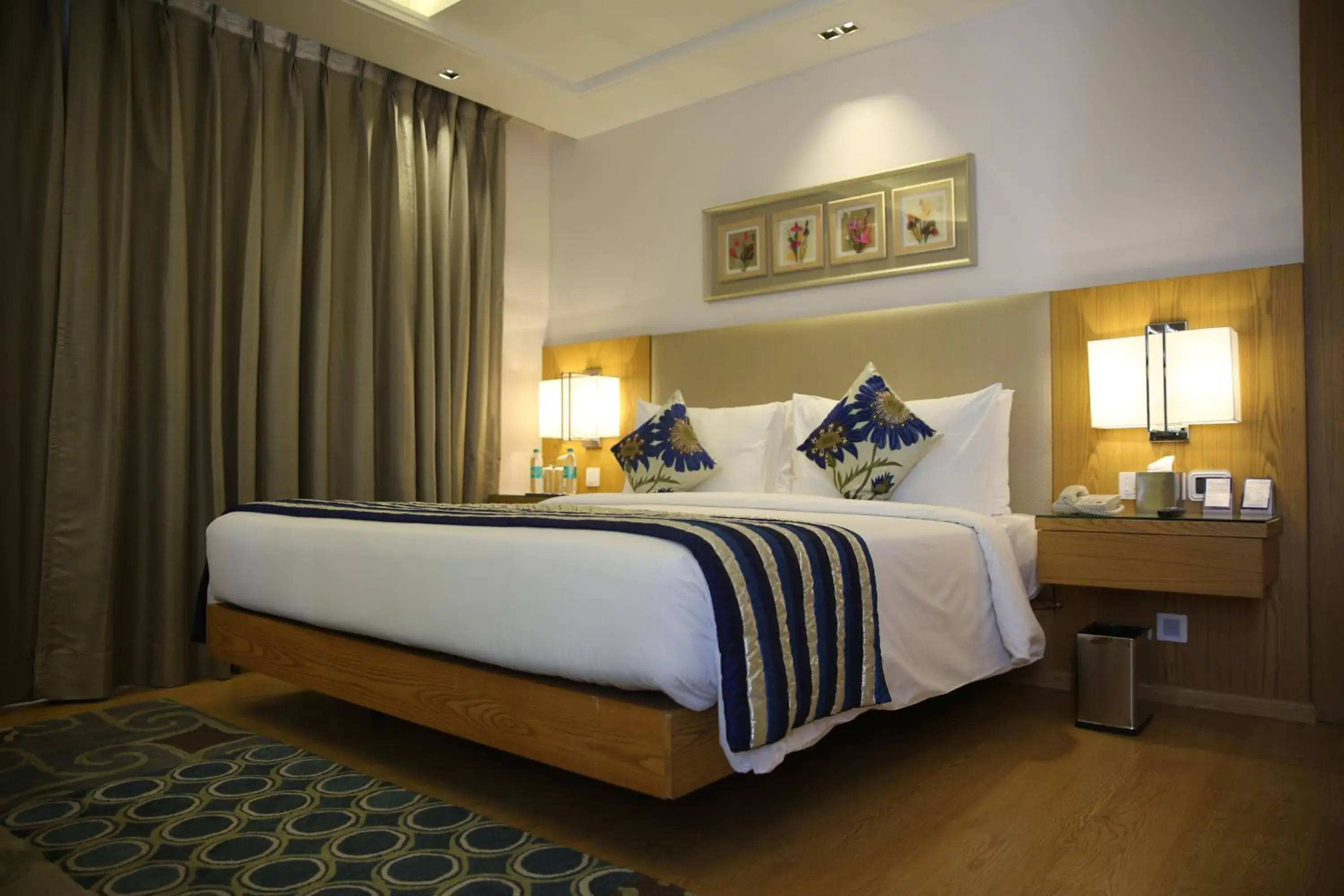 Bed in Golden Tulip Vasundhara Hotel and Suites