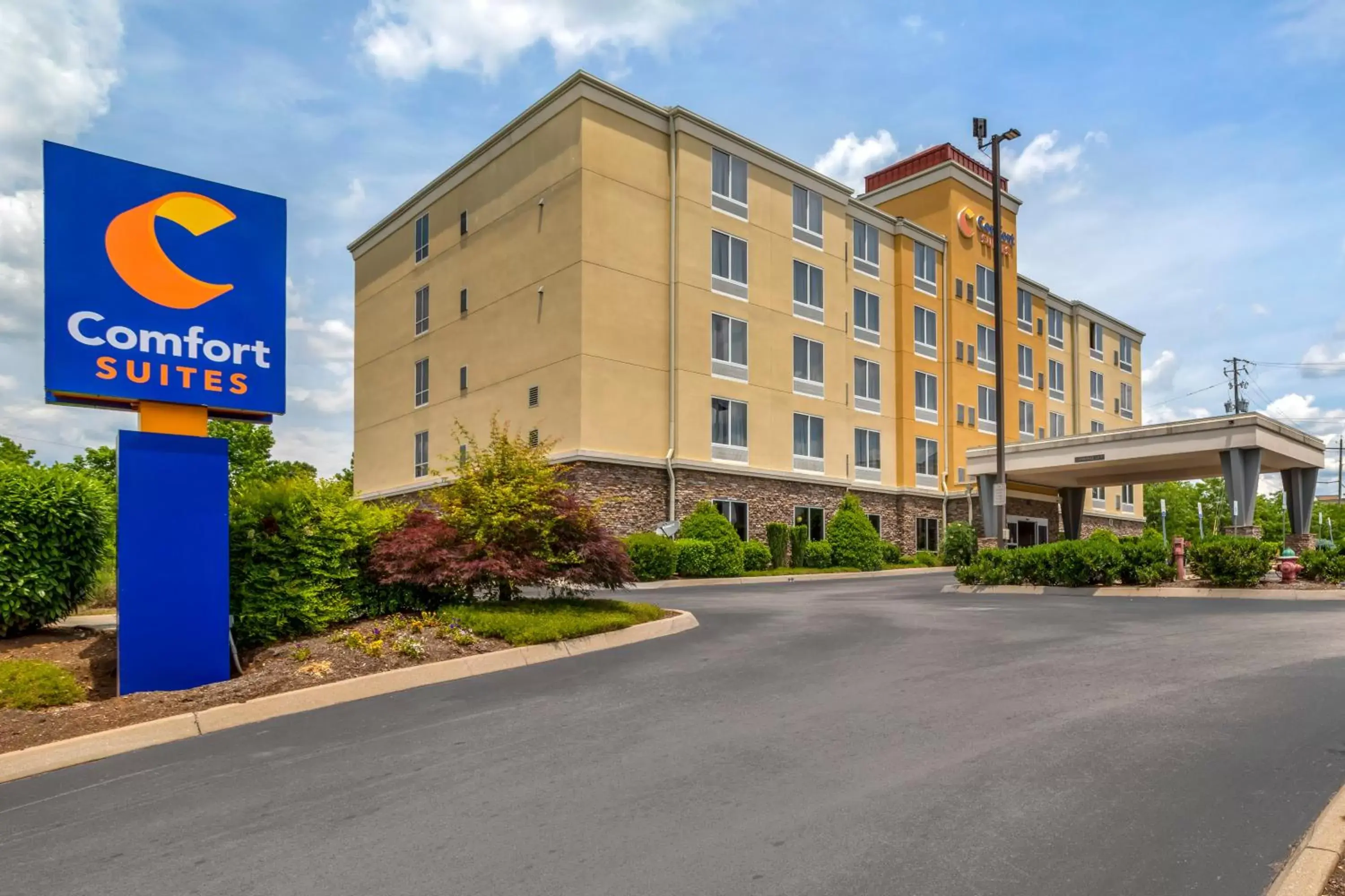 Property building in Comfort Suites North Knoxville