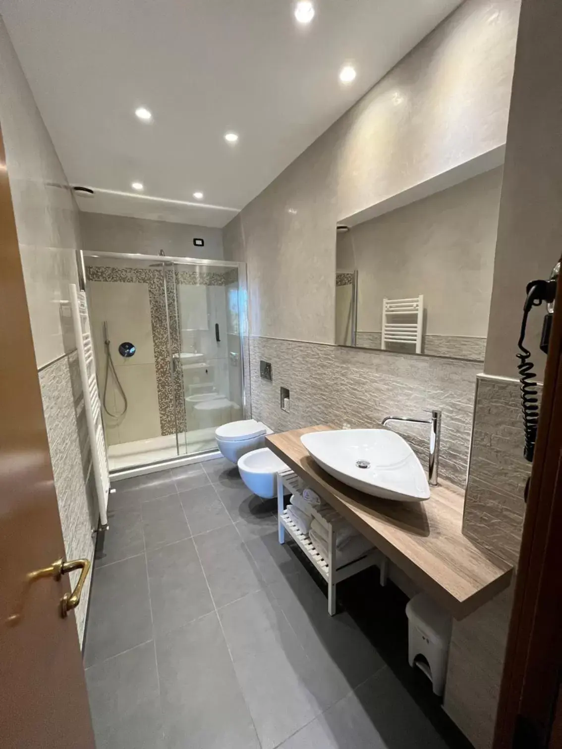 Shower, Bathroom in Hotel Alinari