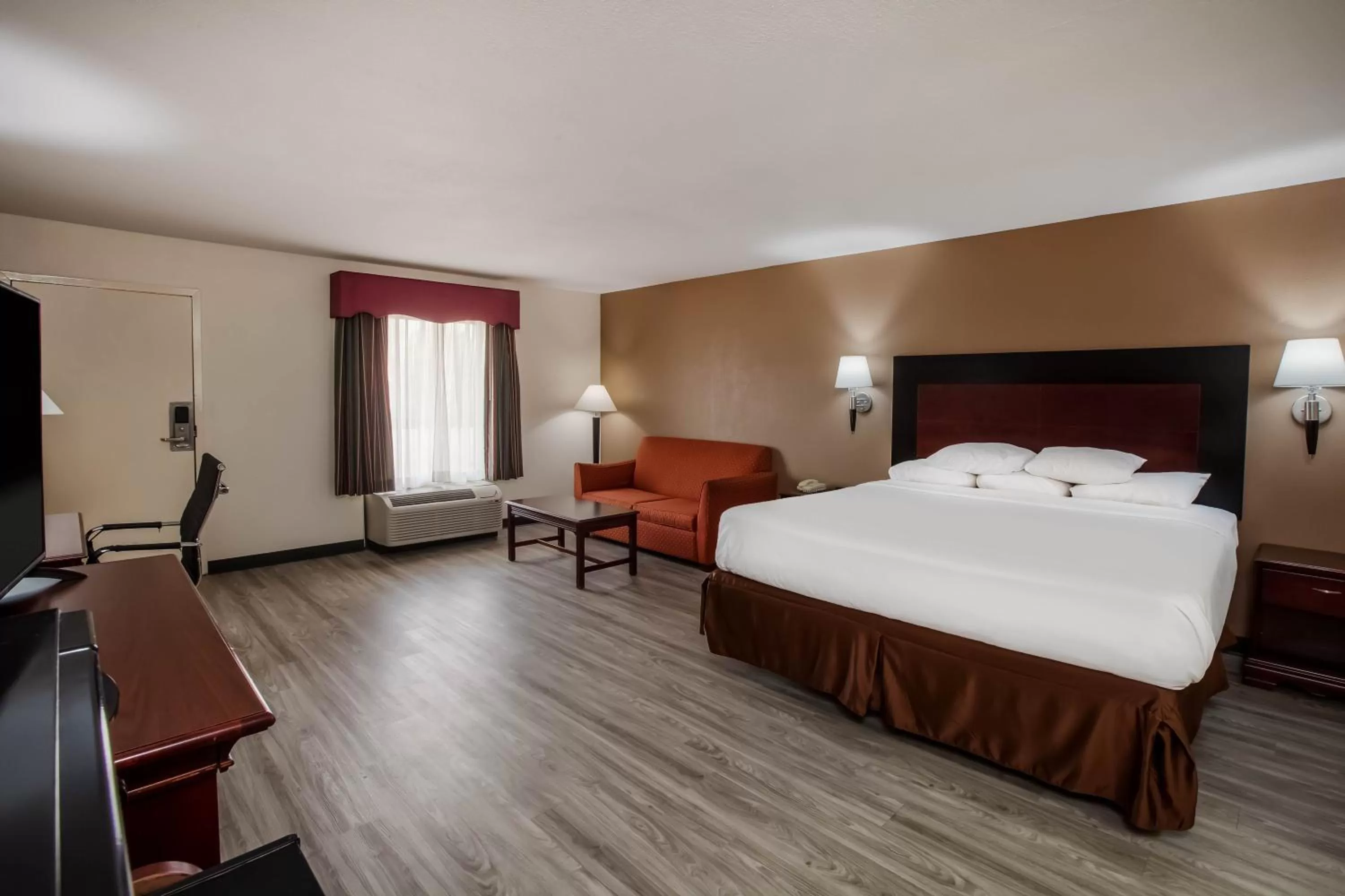 Photo of the whole room, Bed in Days Inn & Suites by Wyndham Tyler