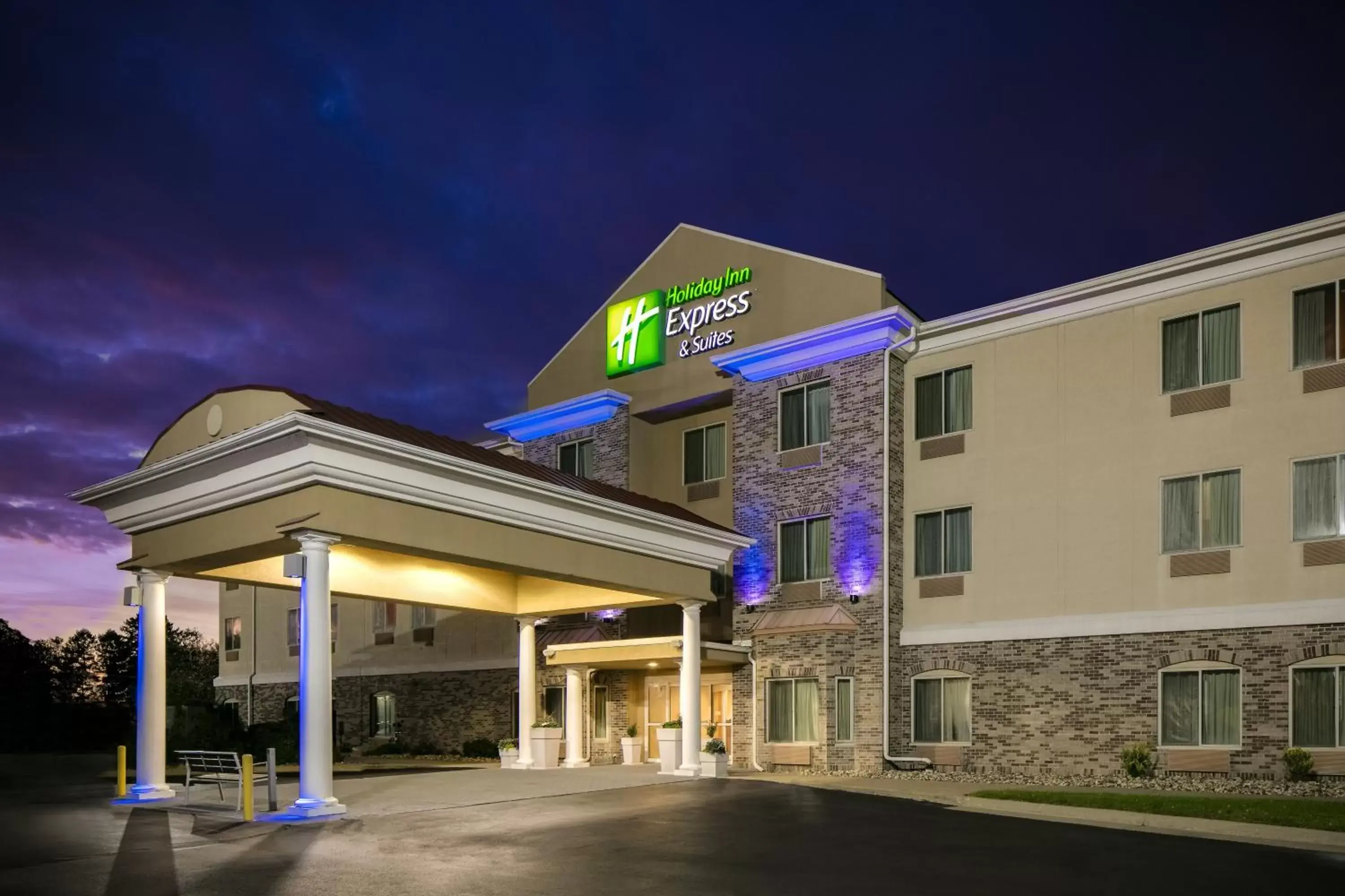 Property Building in Holiday Inn Express & Suites Clinton, an IHG Hotel