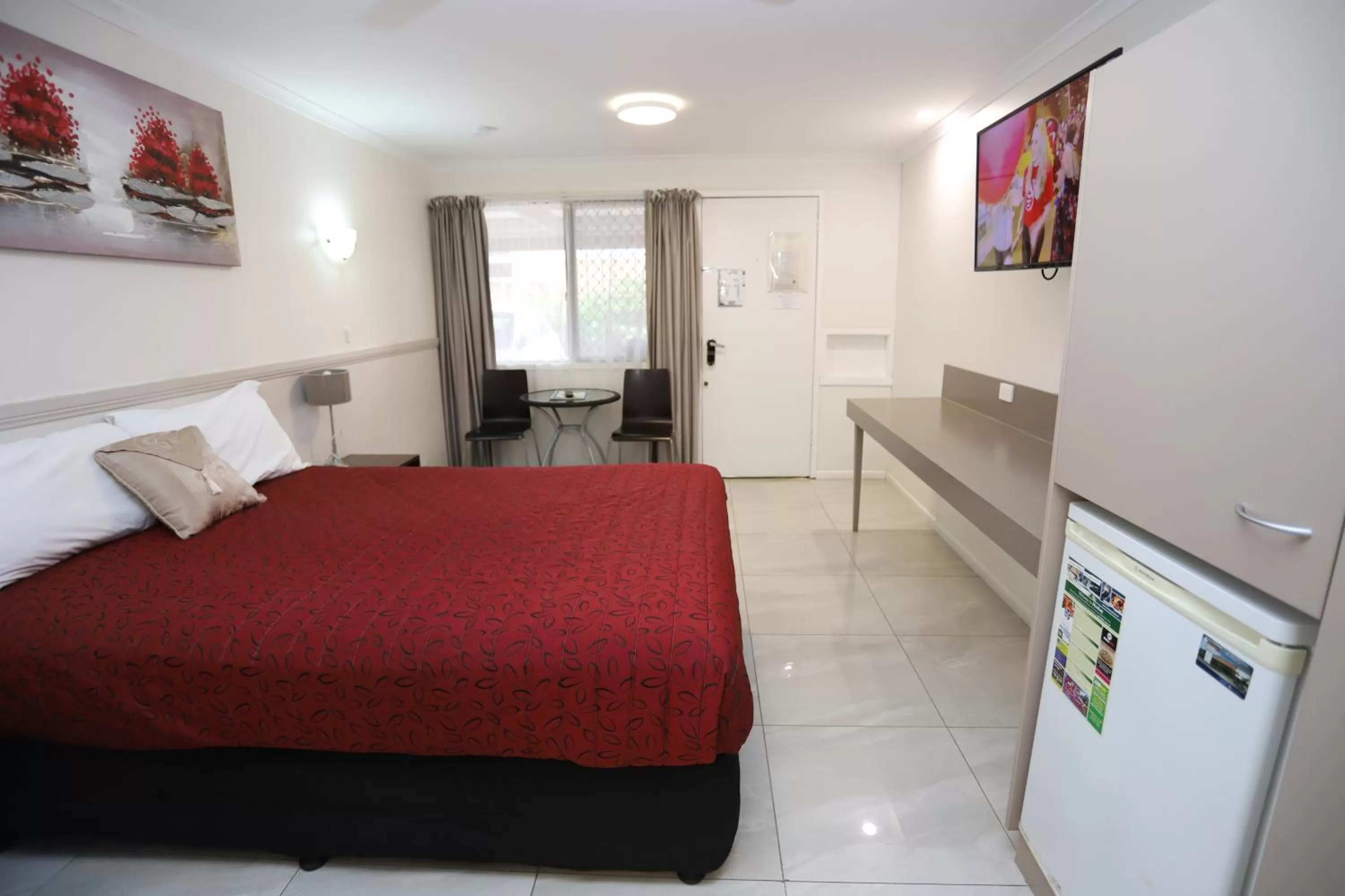 Photo of the whole room, Bed in Miners Lodge Motor Inn