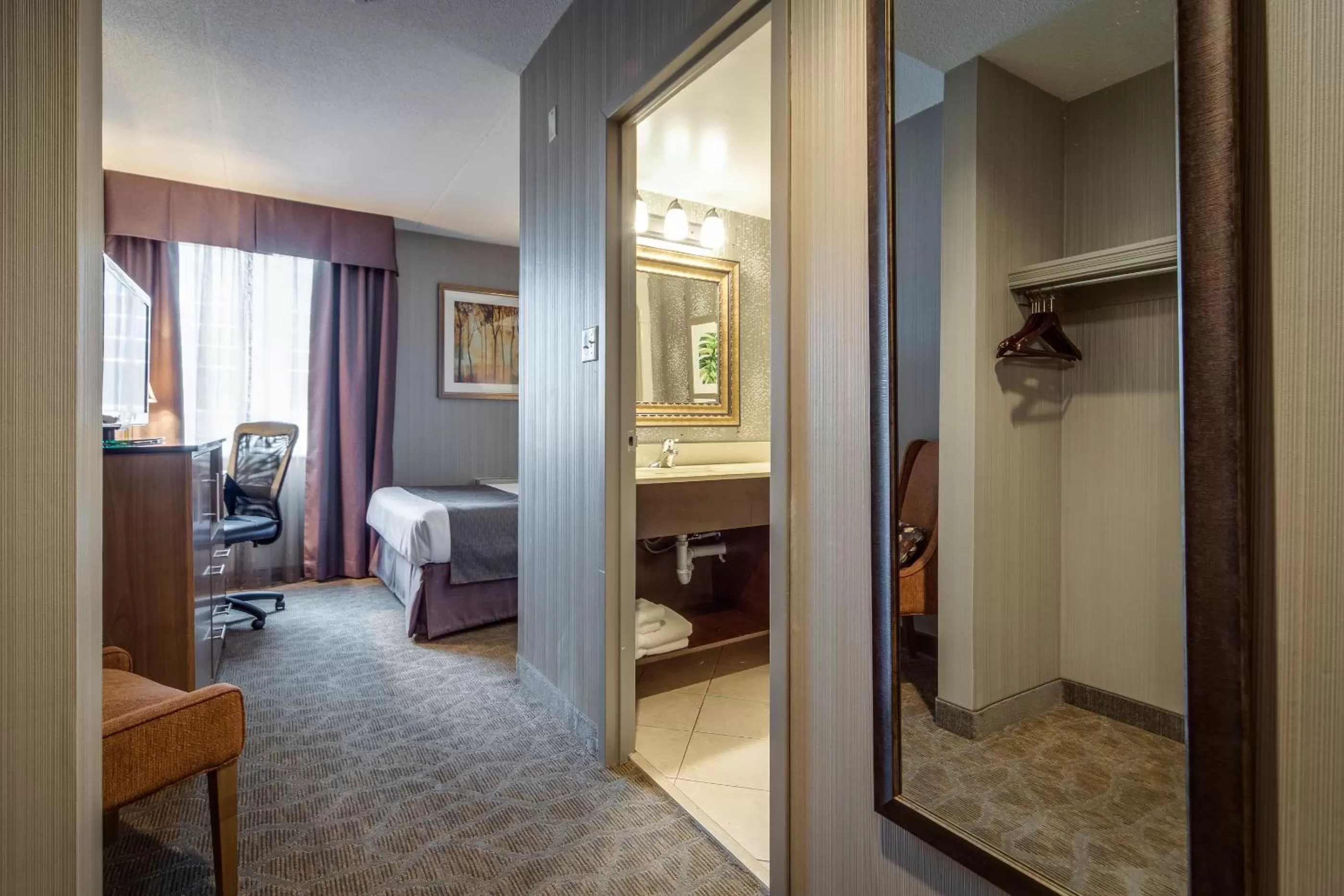 Bedroom, Bed in Monte Carlo Inn Airport Suites