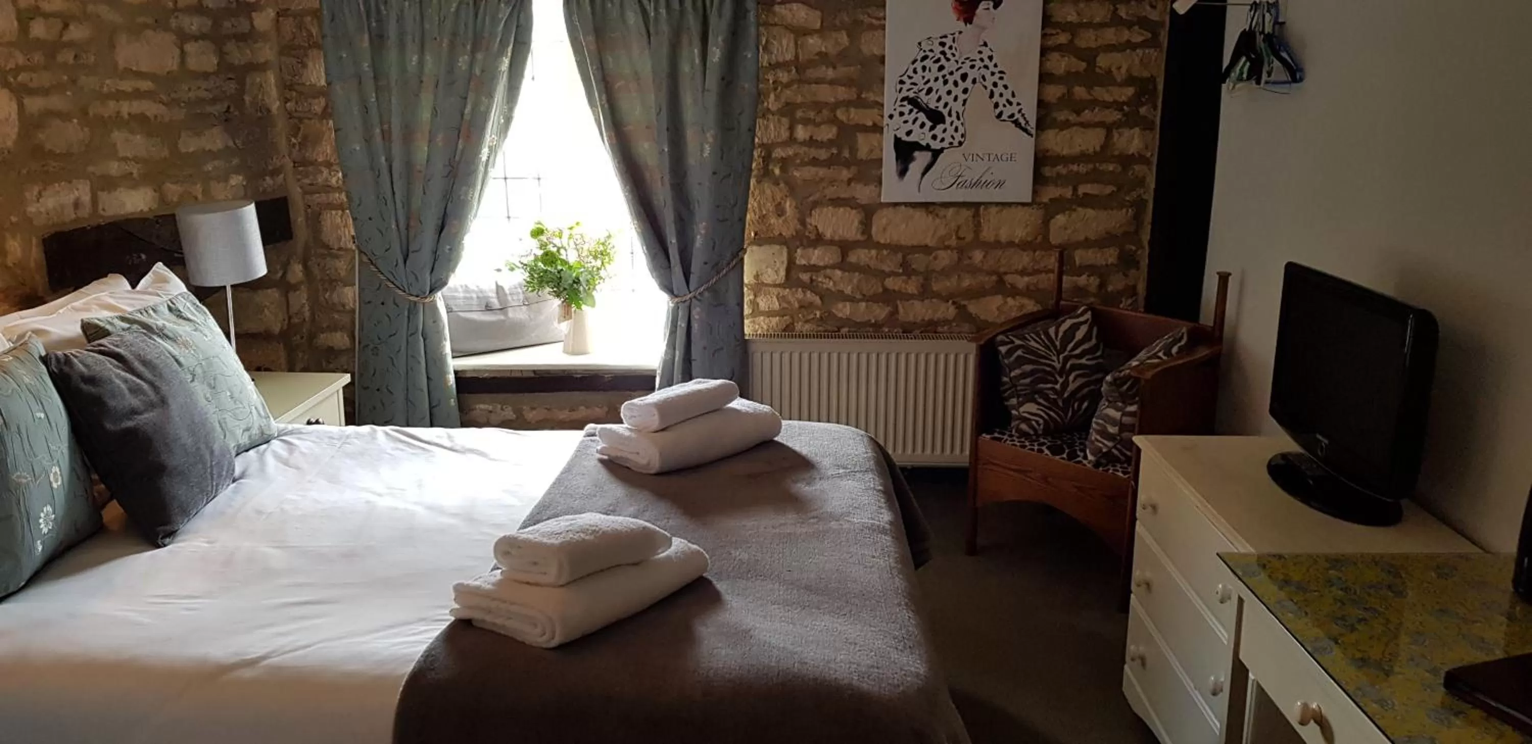 Bedroom, Bed in The Kings Arms Hotel