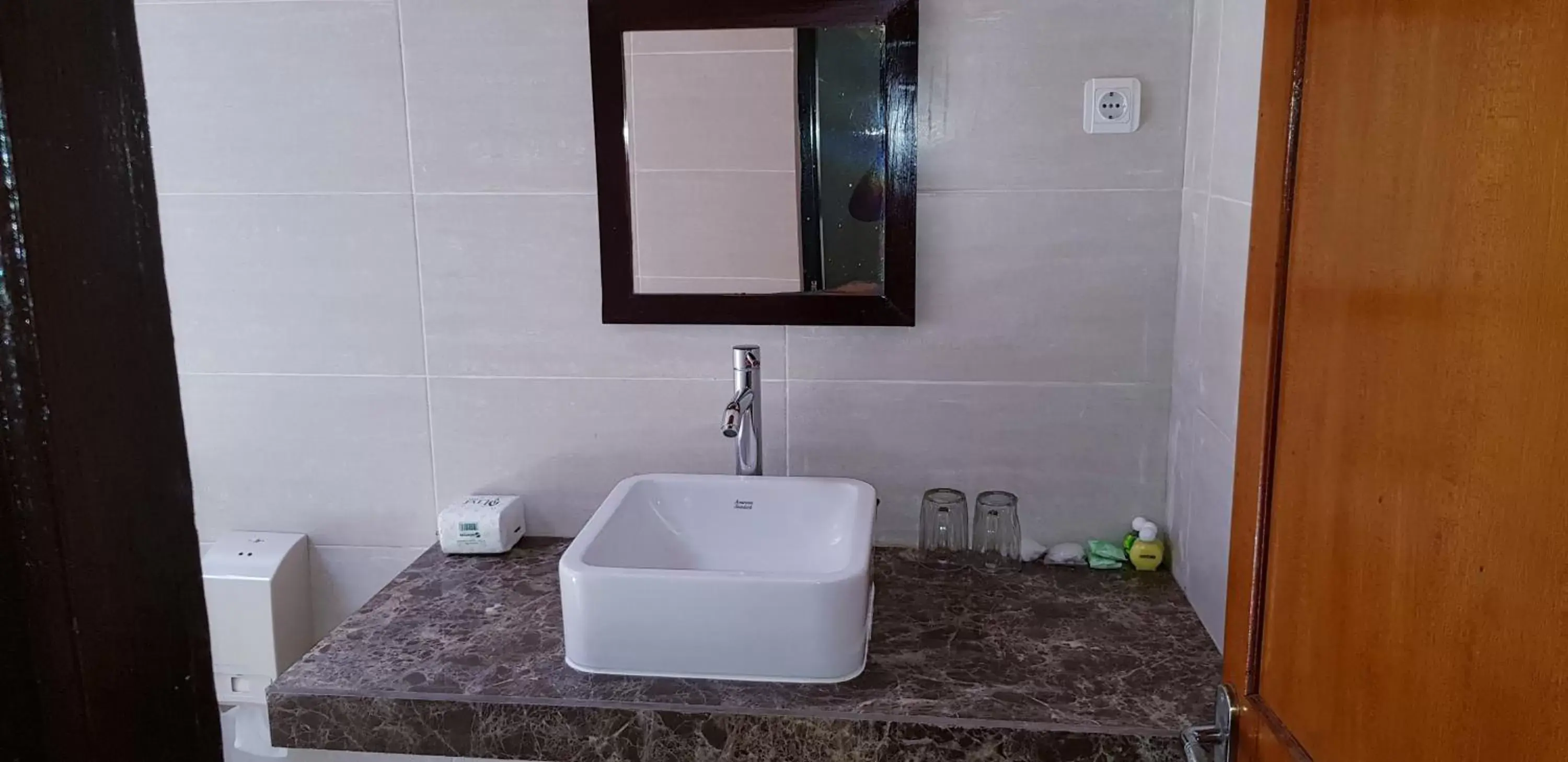 Bathroom in Kusnadi Hotel