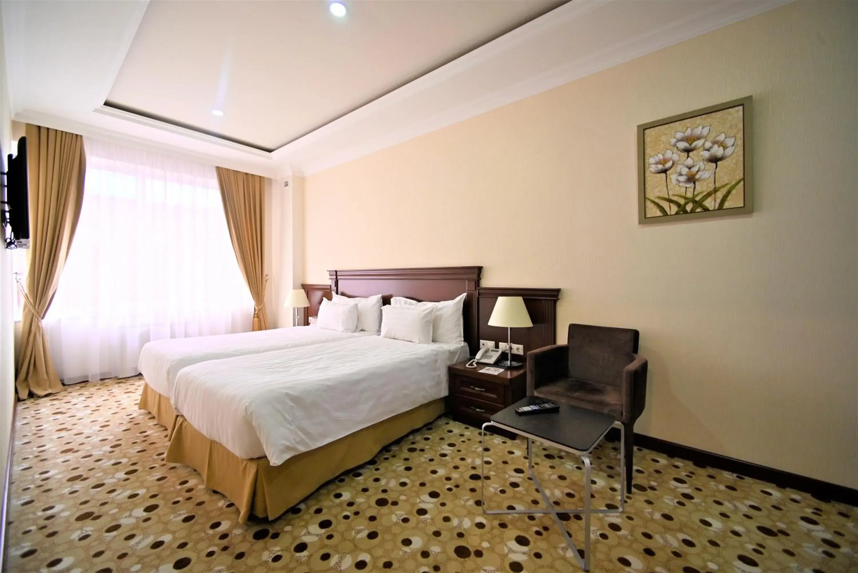 Property building, Bed in Central Hotel