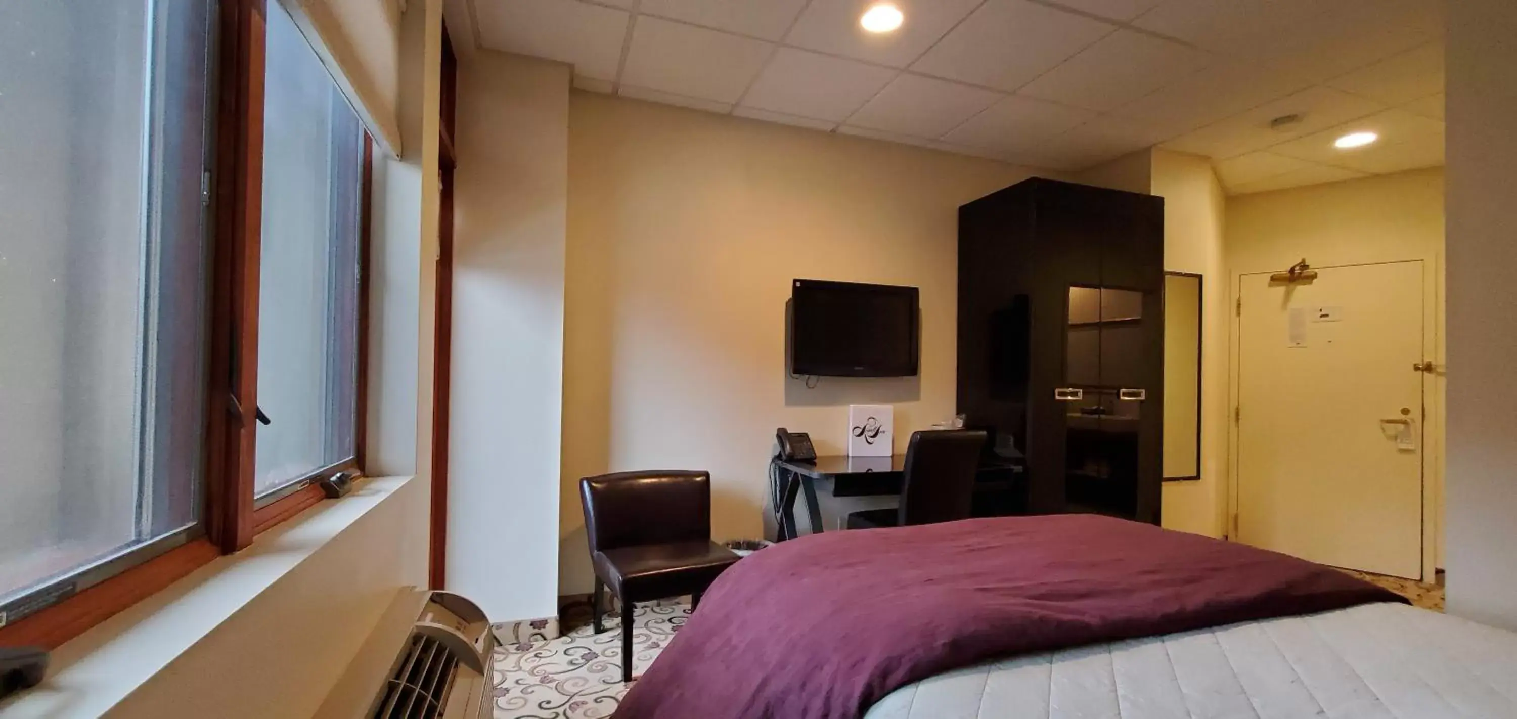 Bedroom, TV/Entertainment Center in Lowell Inn