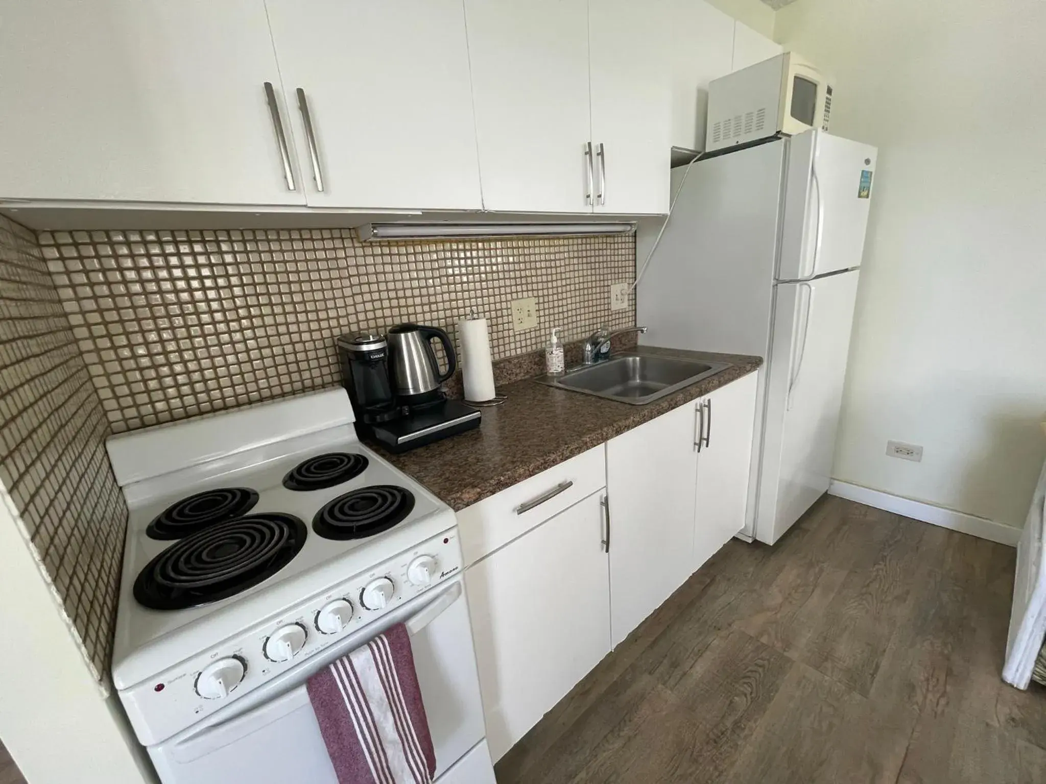 Kitchen/Kitchenette in Tropical Studios at Marine Surf Waikiki - FREE PARKING - BEST LOCATION - FULL KITCHEN - SWIMMING POOL