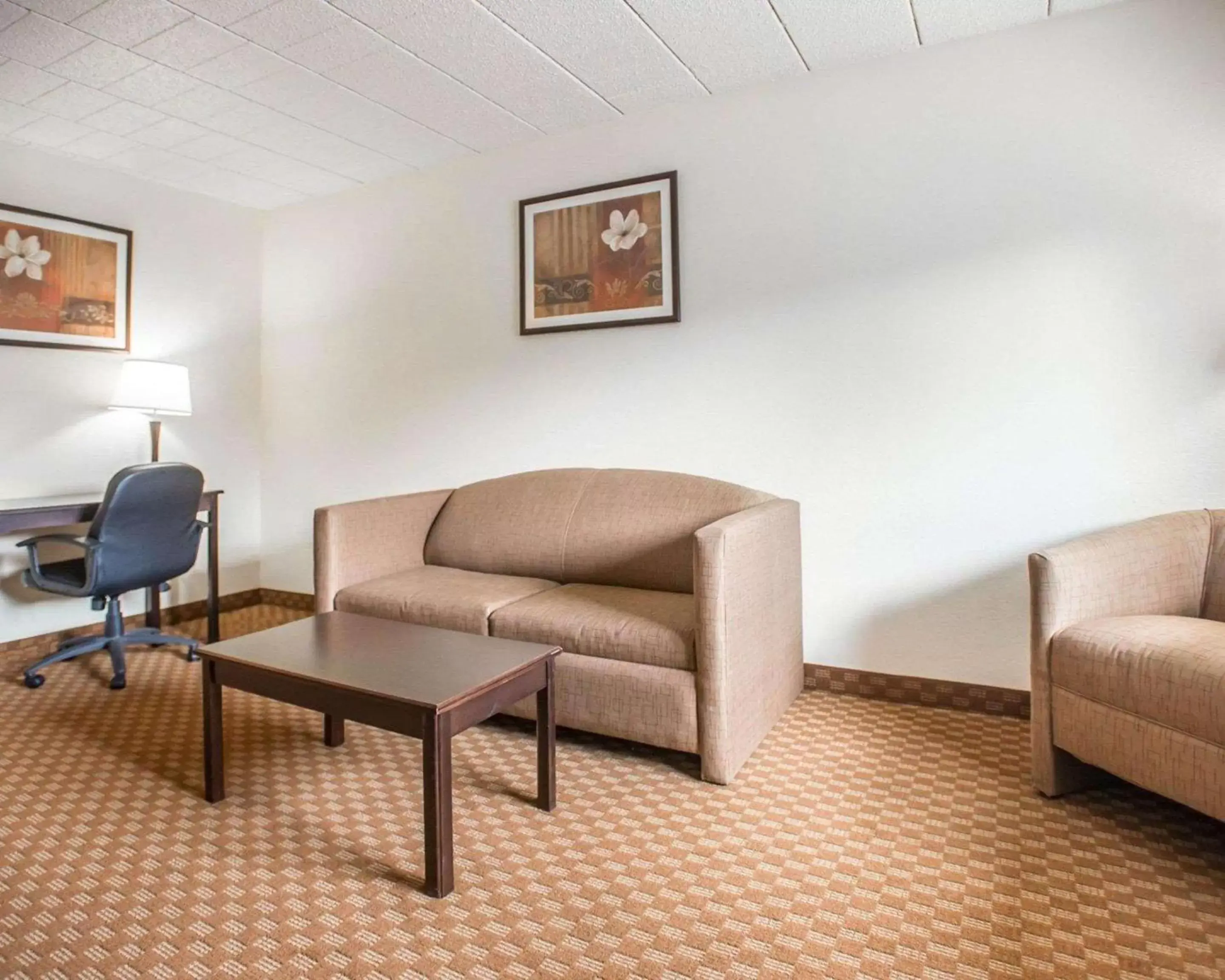 Photo of the whole room, Seating Area in Econo Lodge Inn & Suites Shamokin Dam - Selinsgrove