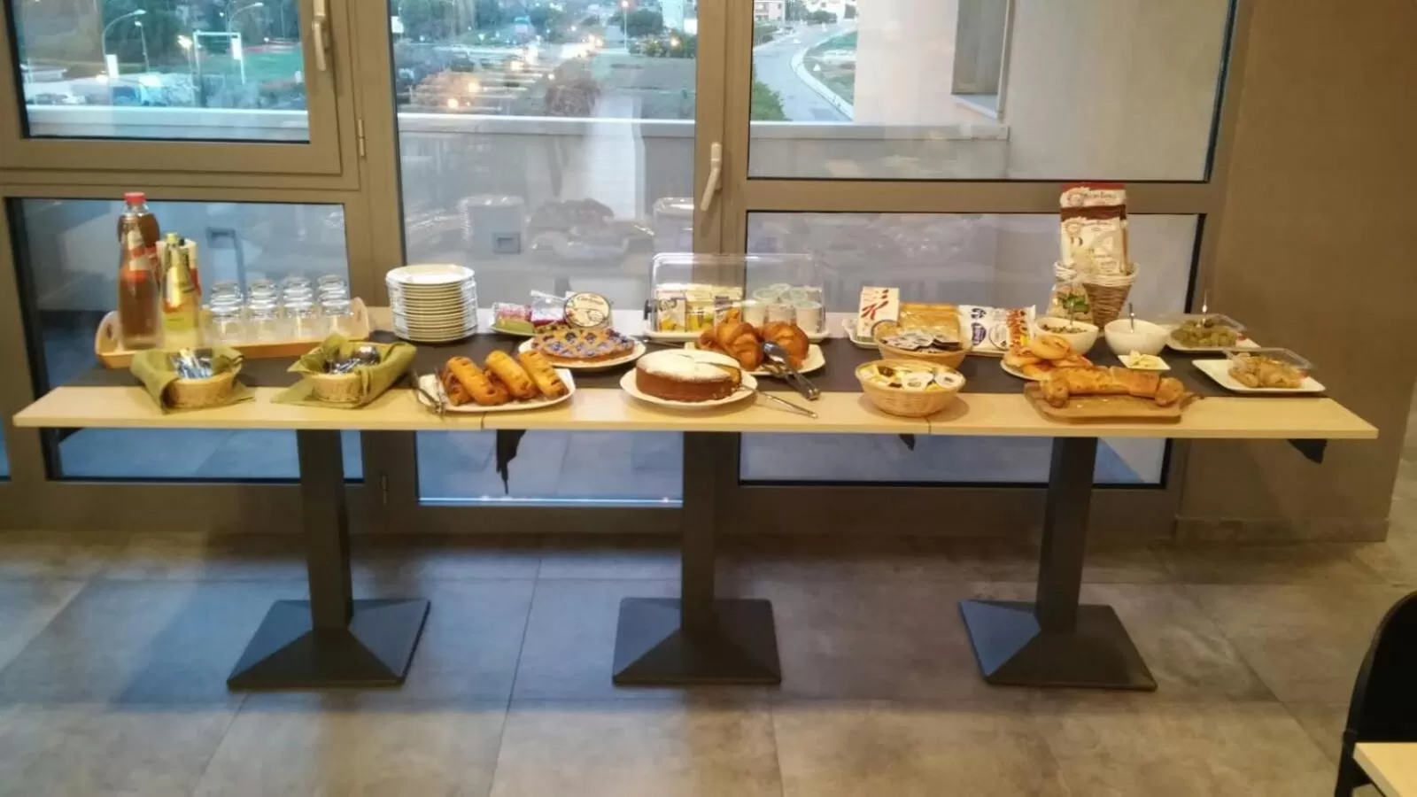 Restaurant/places to eat in Erasmus Hotel