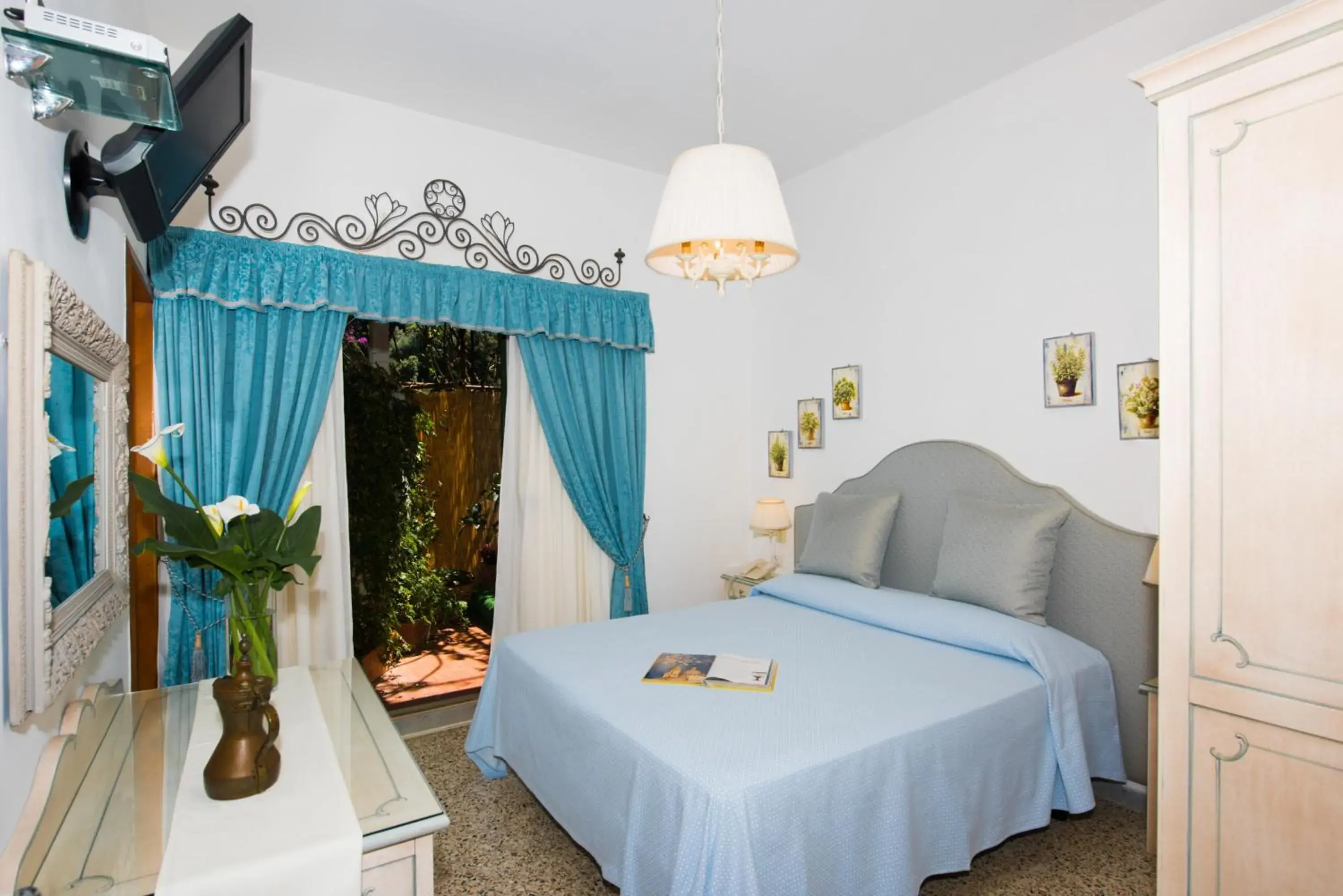 Double or Twin Room with Partial Sea View in Hotel Pellegrino
