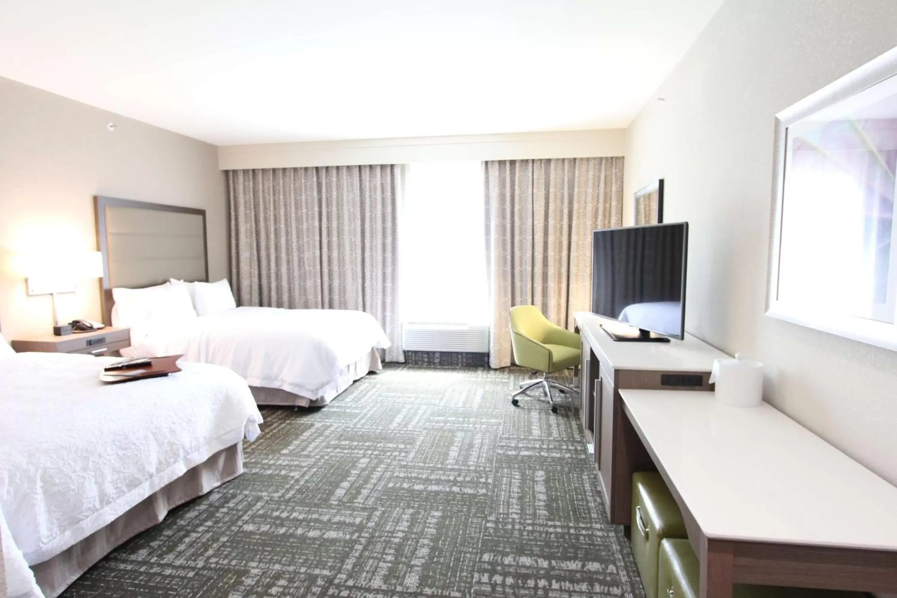 Bedroom, TV/Entertainment Center in Hampton Inn & Suites Dallas Market Center