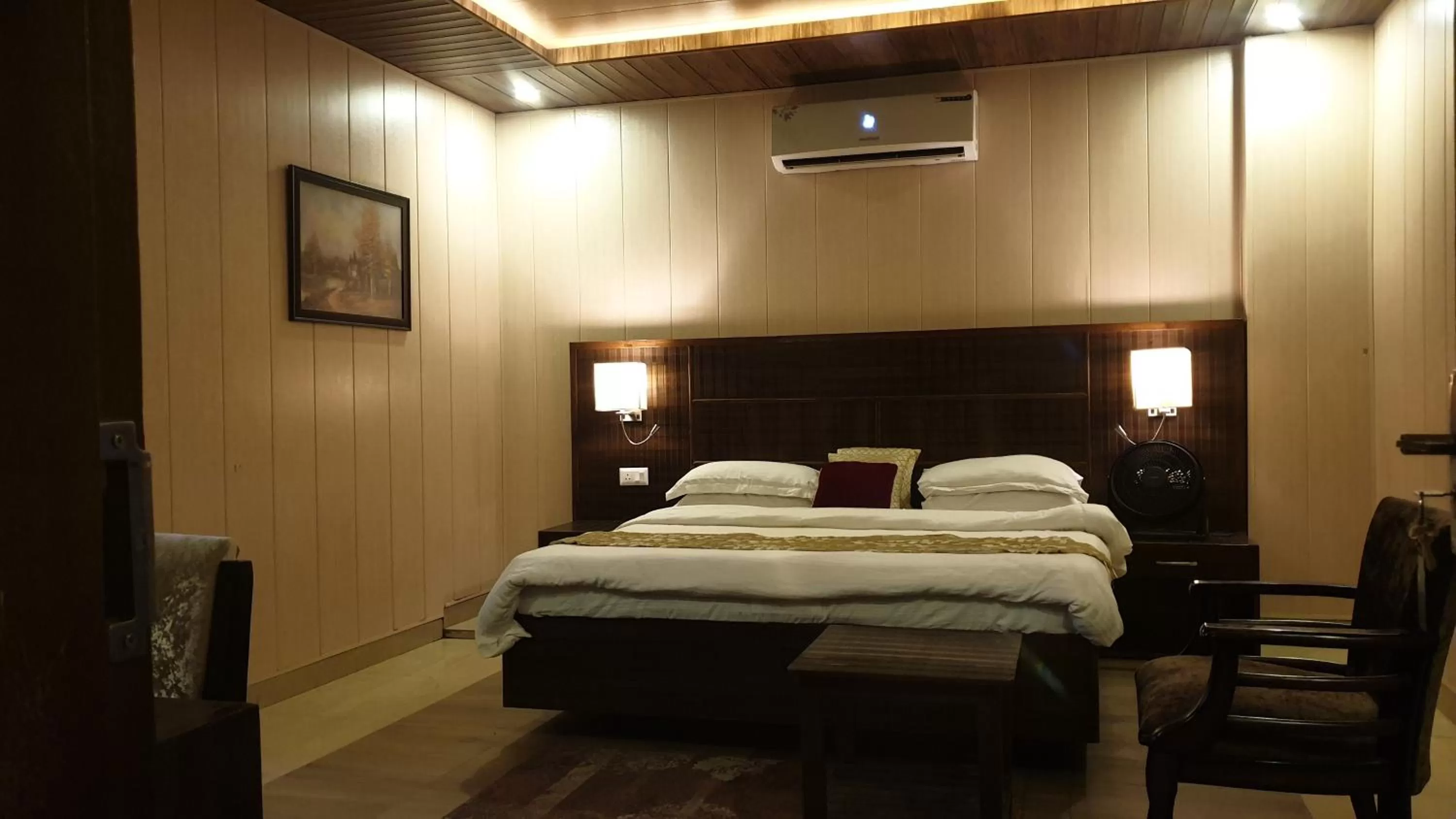 Bedroom, Bed in Maple Leaf Hotel