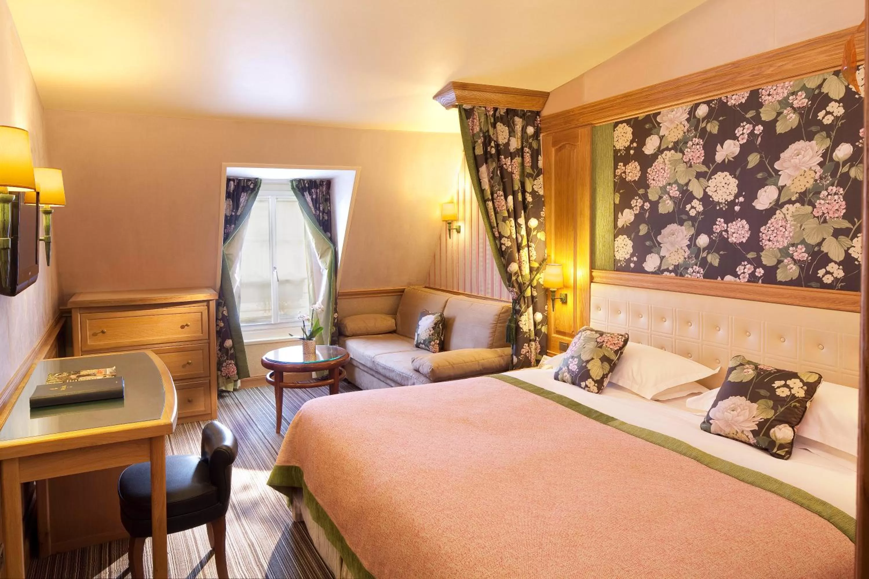 Photo of the whole room, Bed in La Perle Saint Germain des Prés