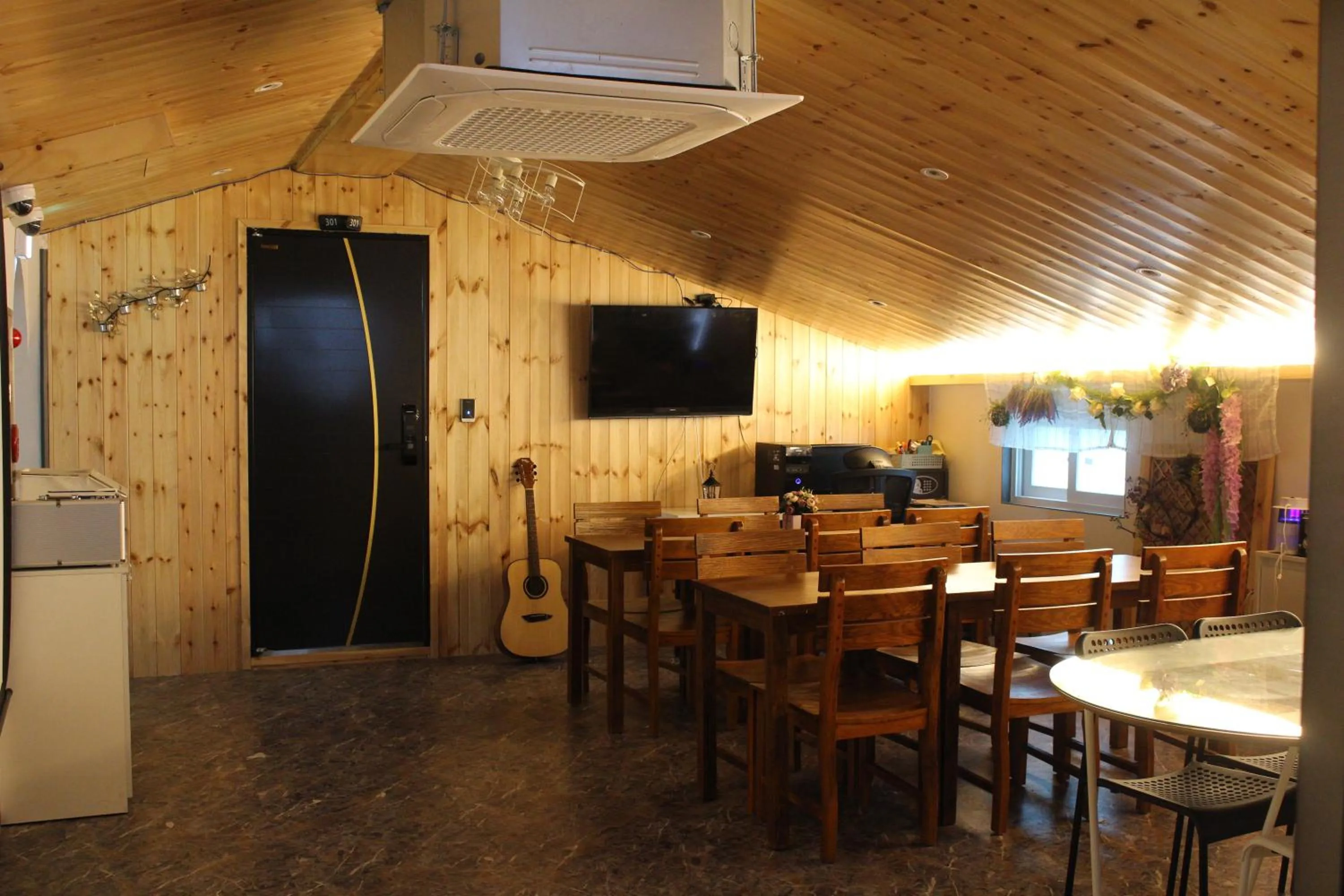 Communal lounge/ TV room in The Road Hotel