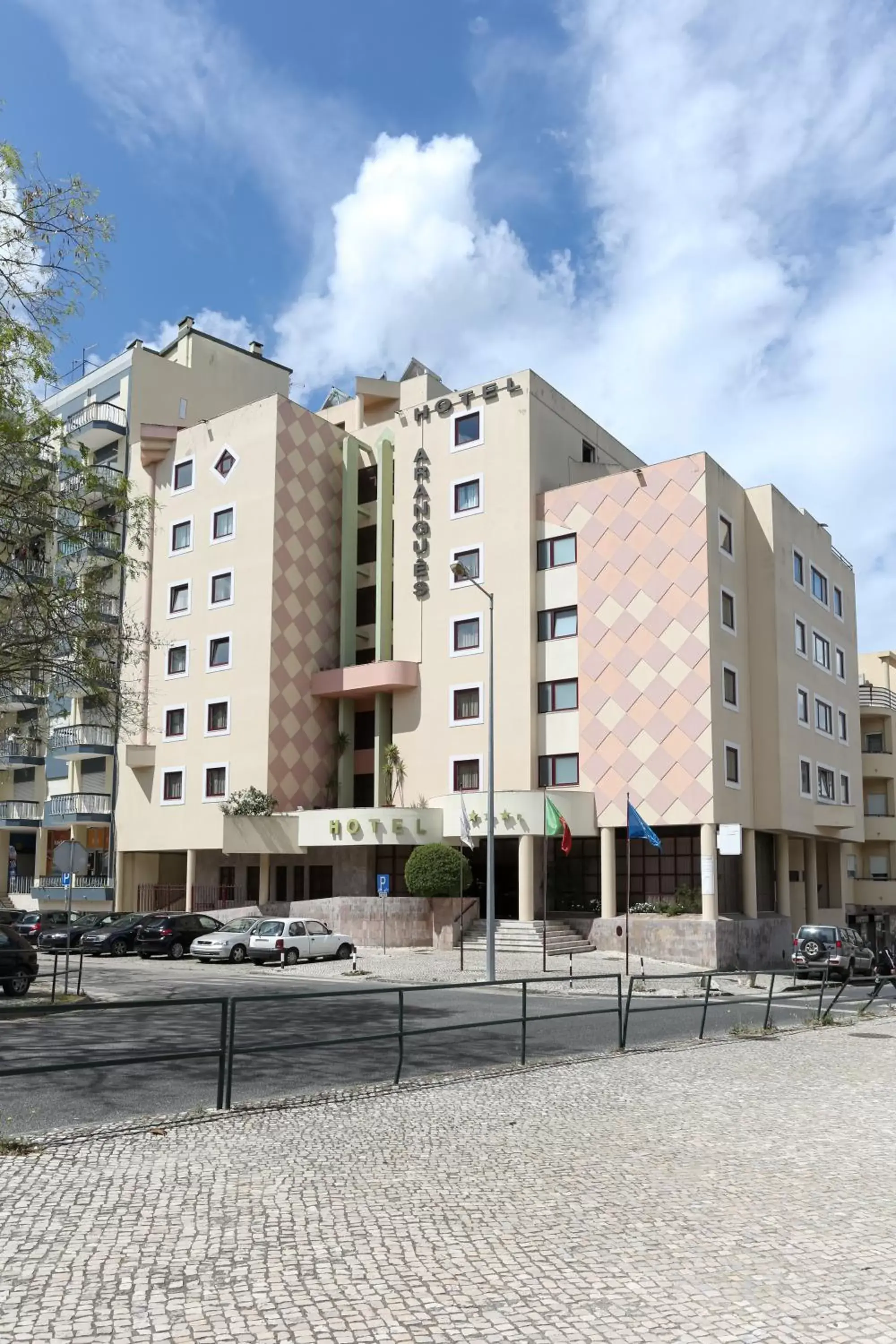 Property building in Hotel Arangues Property building in Hotel Arangues