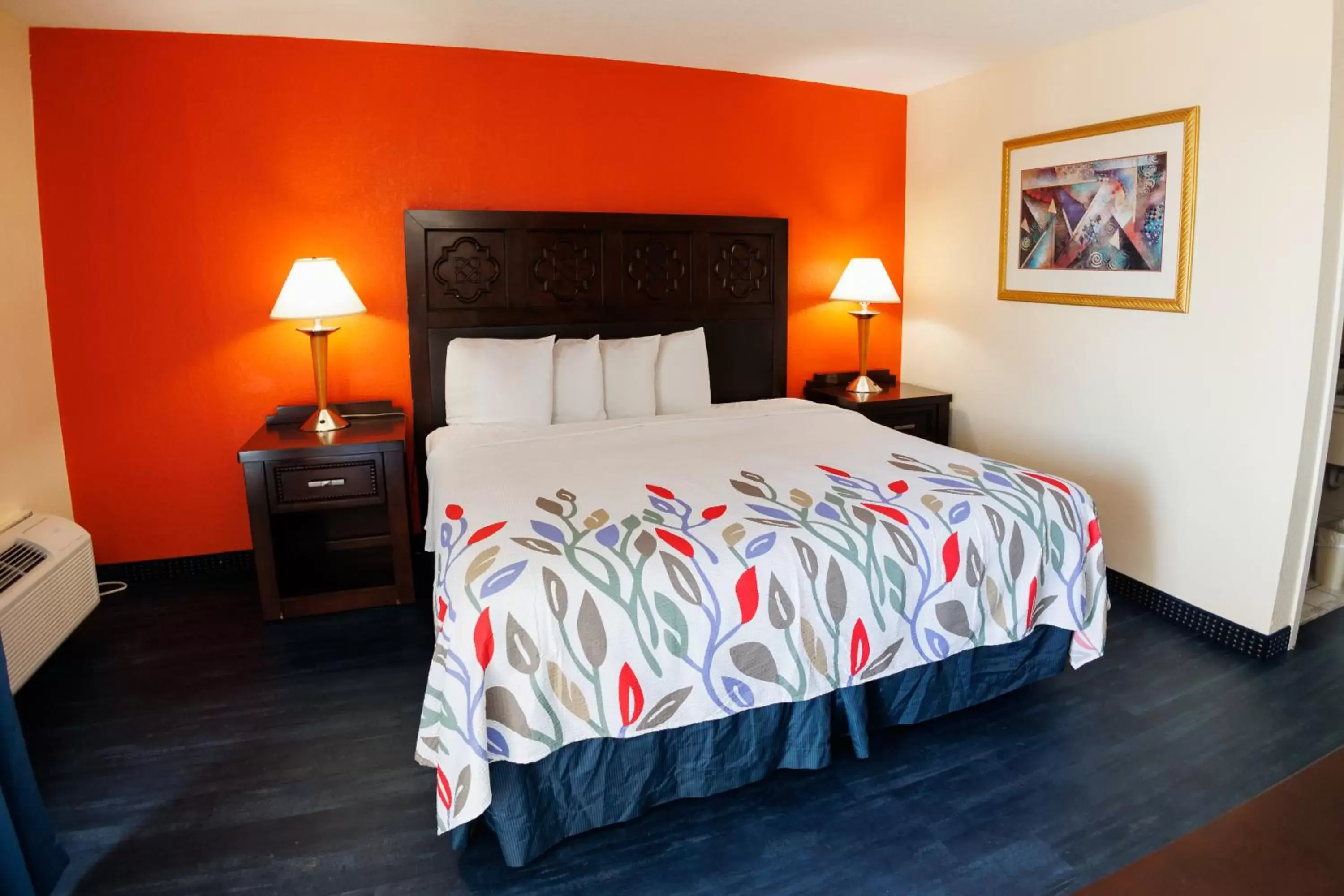 Bed in Garnet Inn & Suites, Orlando