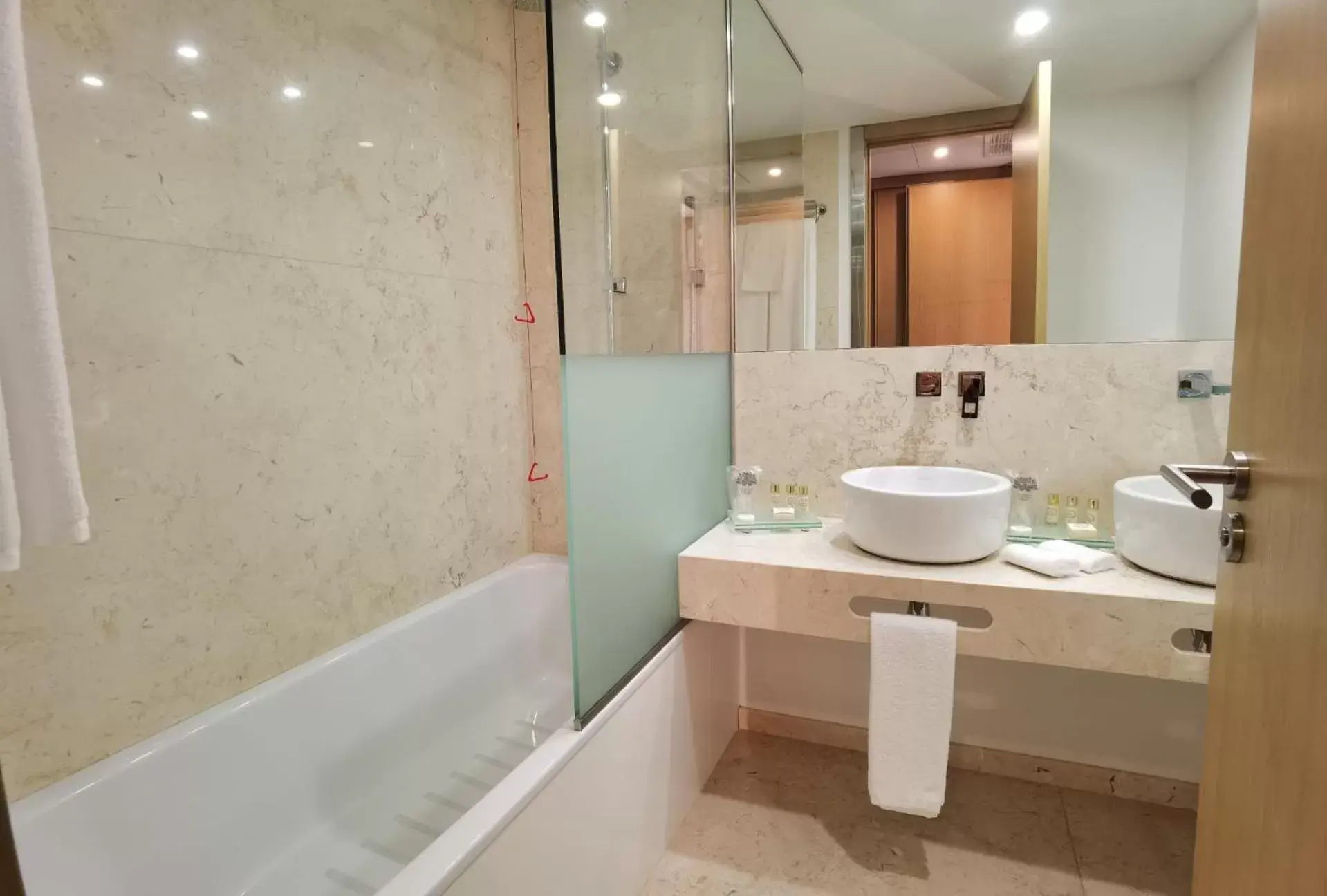 Bath, Bathroom in Castelo Hotel