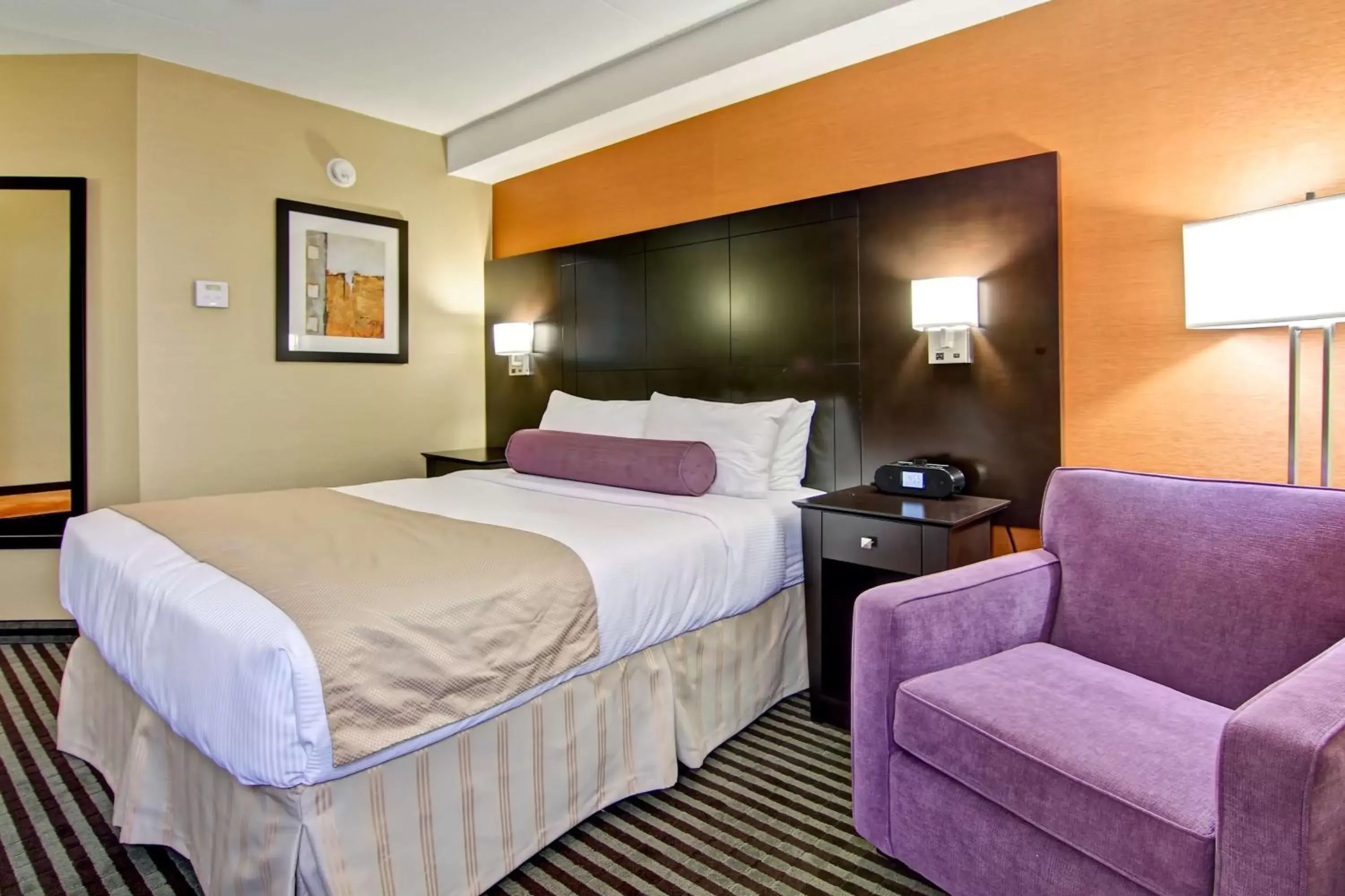 Photo of the whole room, Bed in Best Western Plus Toronto North York Hotel & Suites