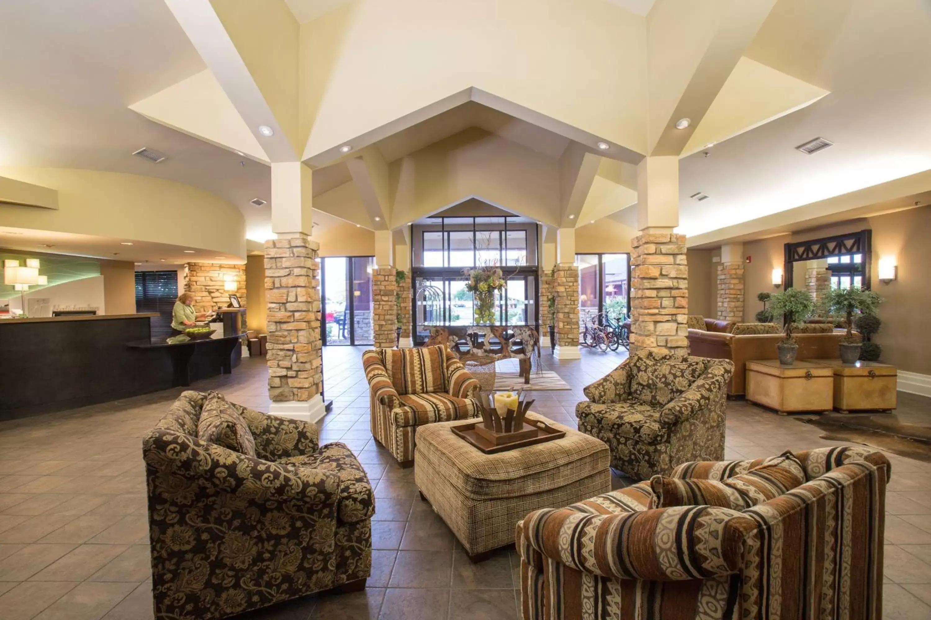 Property building, Lounge/Bar in Holiday Inn St. Paul Northeast - Lake Elmo, an IHG Hotel