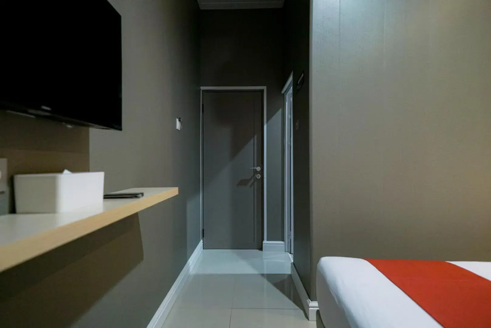 Bedroom, TV/Entertainment Center in RedDoorz near Exit Toll Sirkuit Sentul