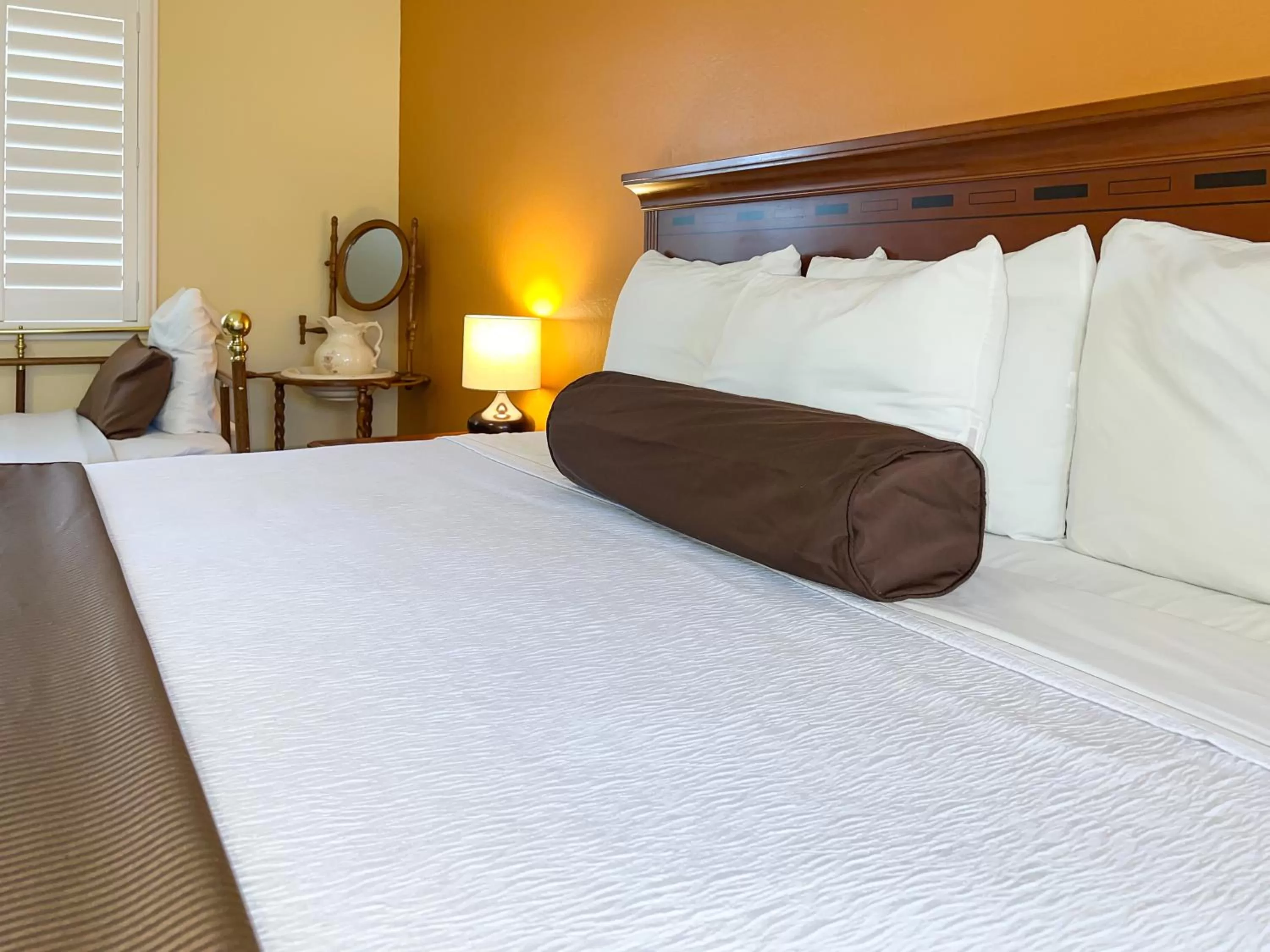 View (from property/room), Bed in The Old West Inn